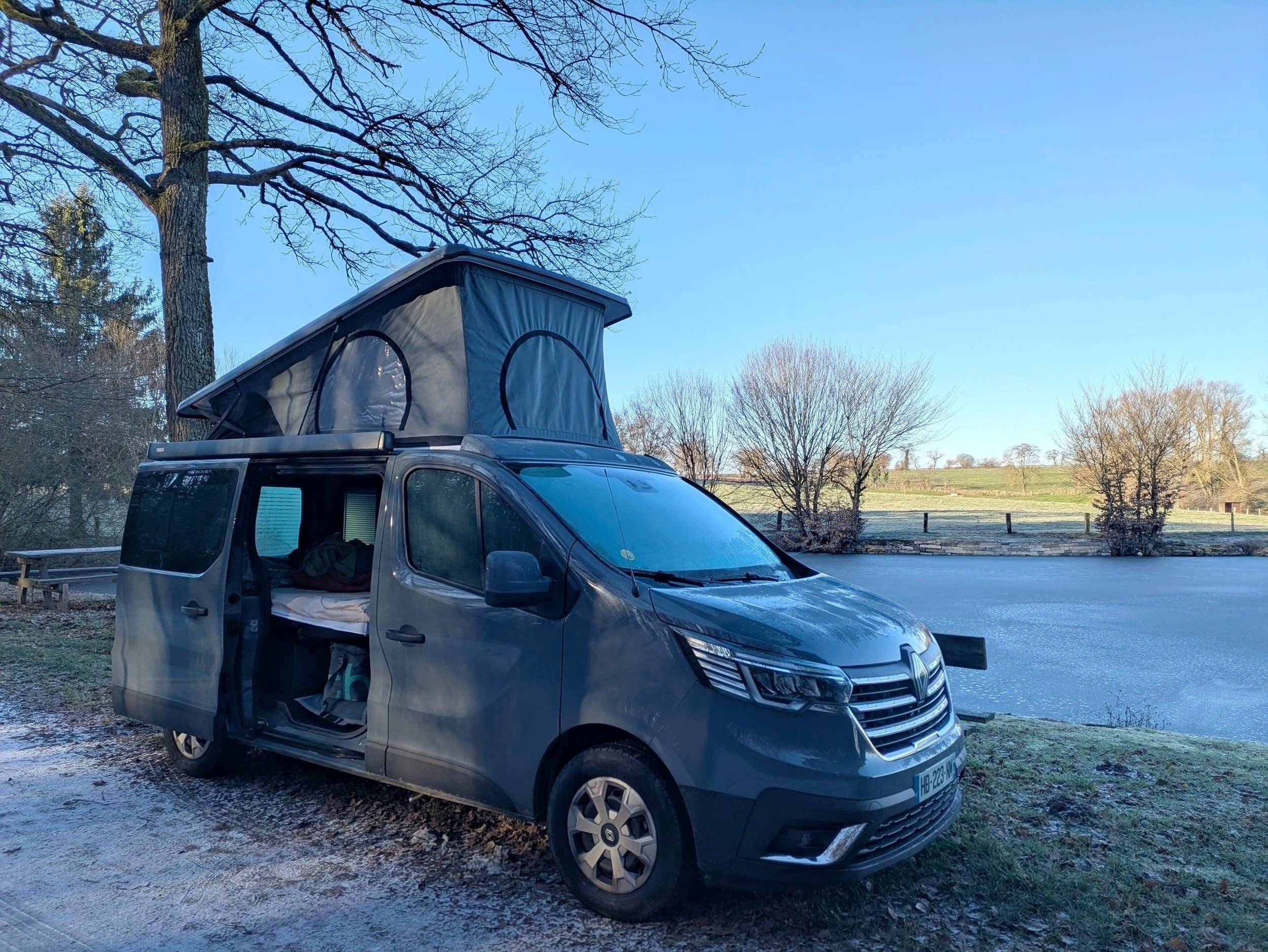 Vue avant de 3/4 Renault Renault Trafic III 2.0L DCI 130CV - Yescapa