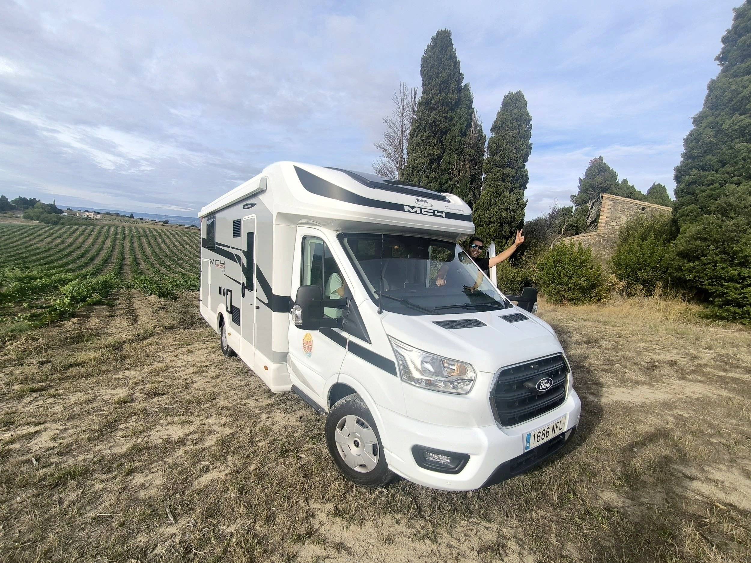 Vista del vehículo ángulo delantero Ford ford transit - Yescapa