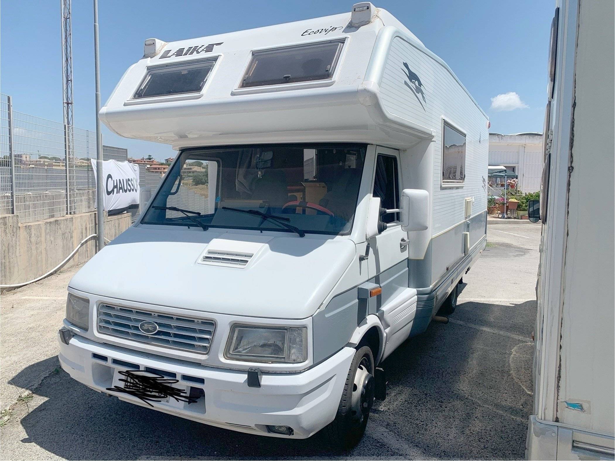 Front view from 3/4 Iveco Iveco daily 35.12 2,5 td - Yescapa
