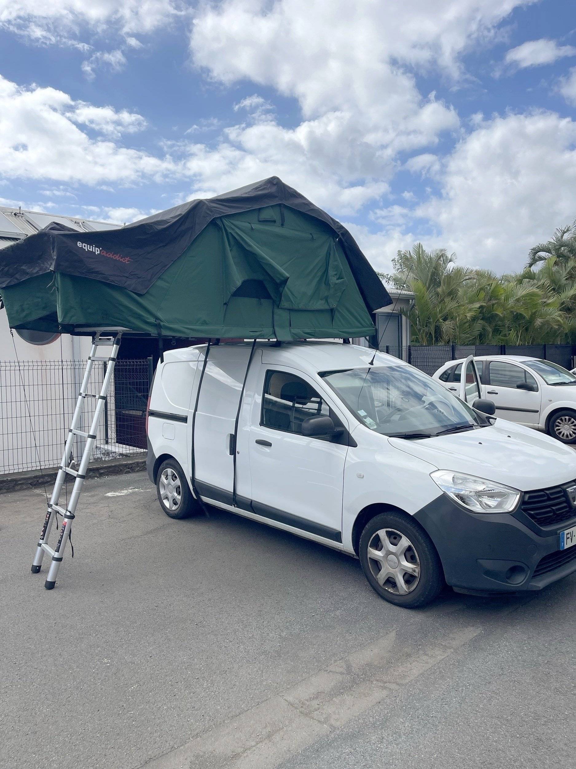 Front view from 3/4 dacia Dacia Dokker - Yescapa