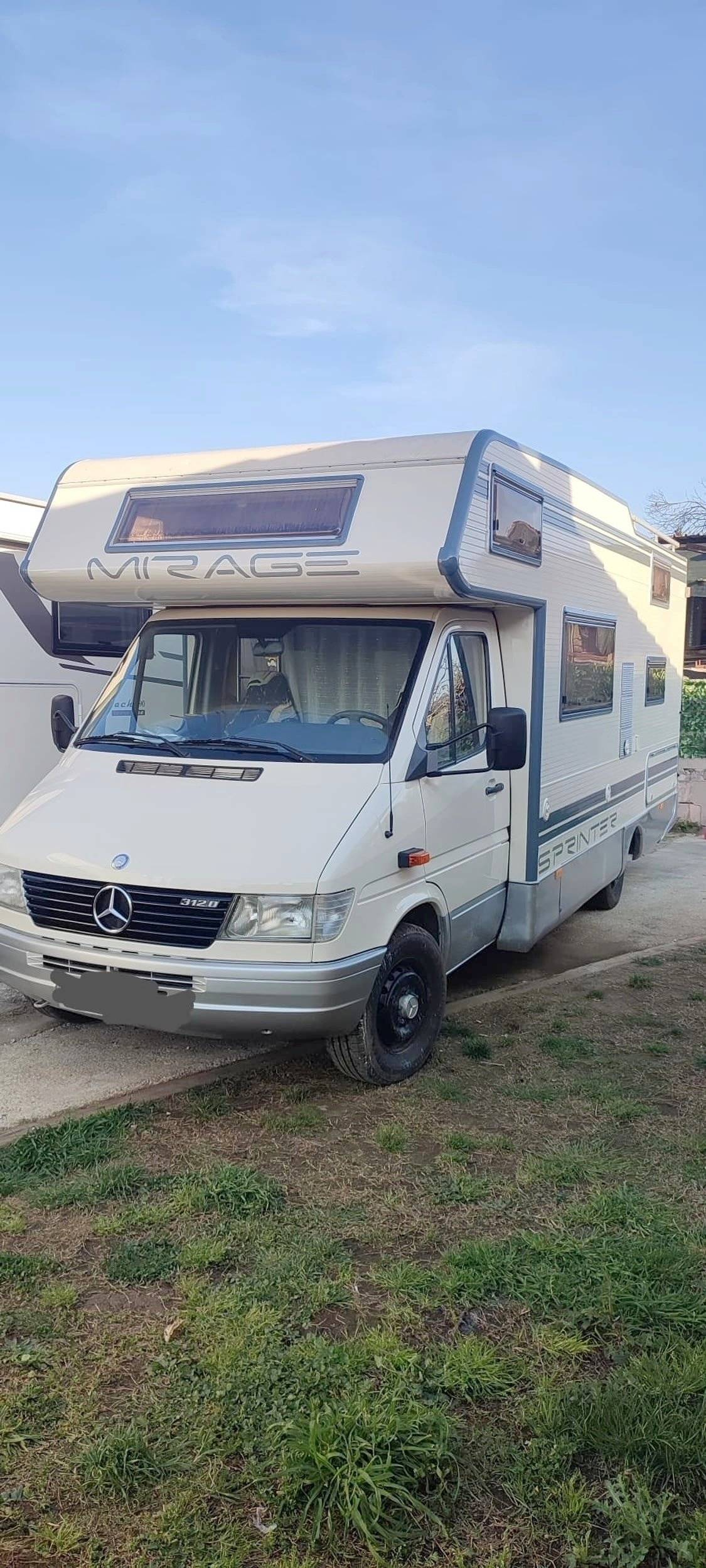 Front view from 3/4 Mercedes 312D - Yescapa