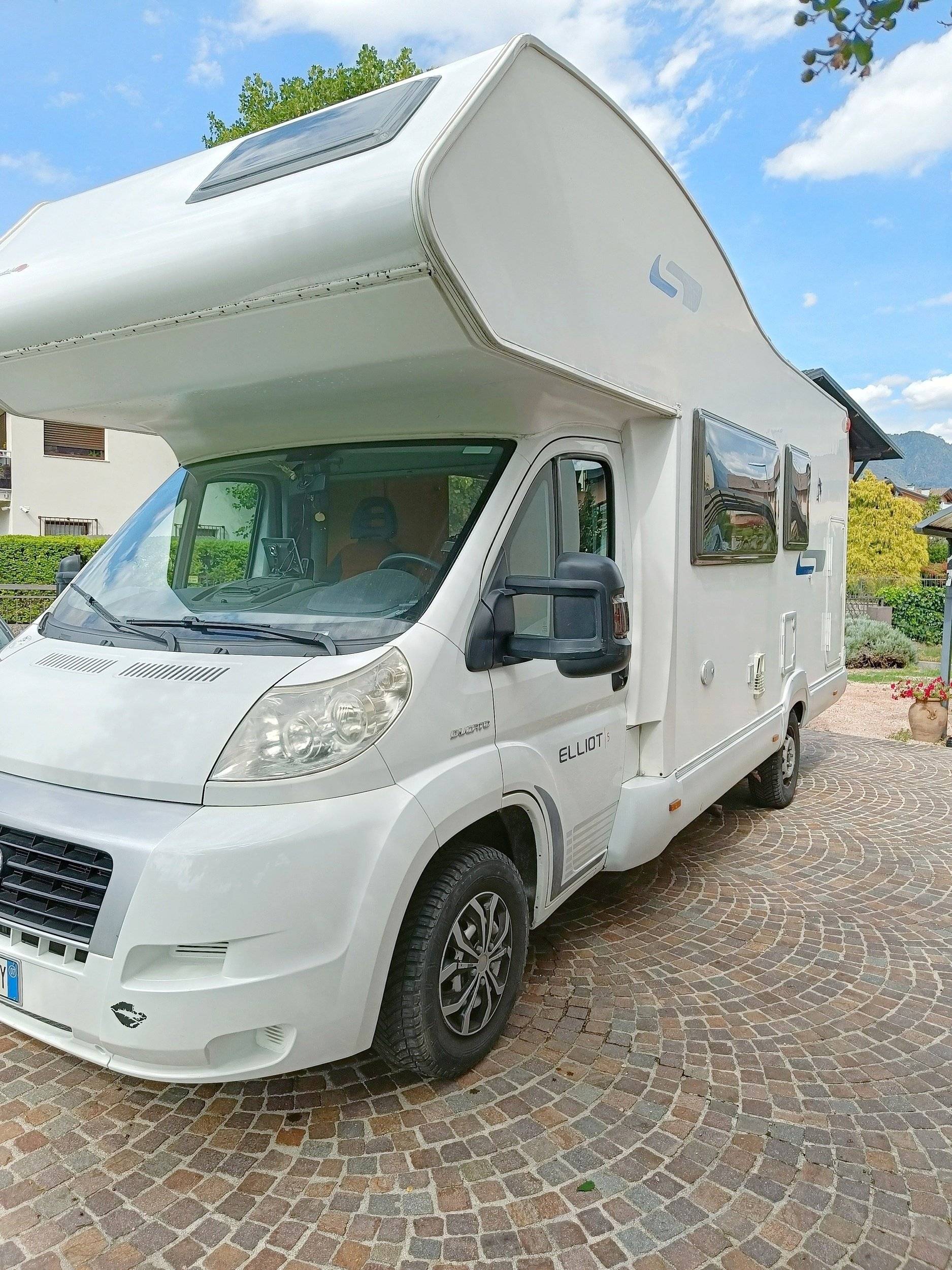 Front view from 3/4 Fiat - Yescapa