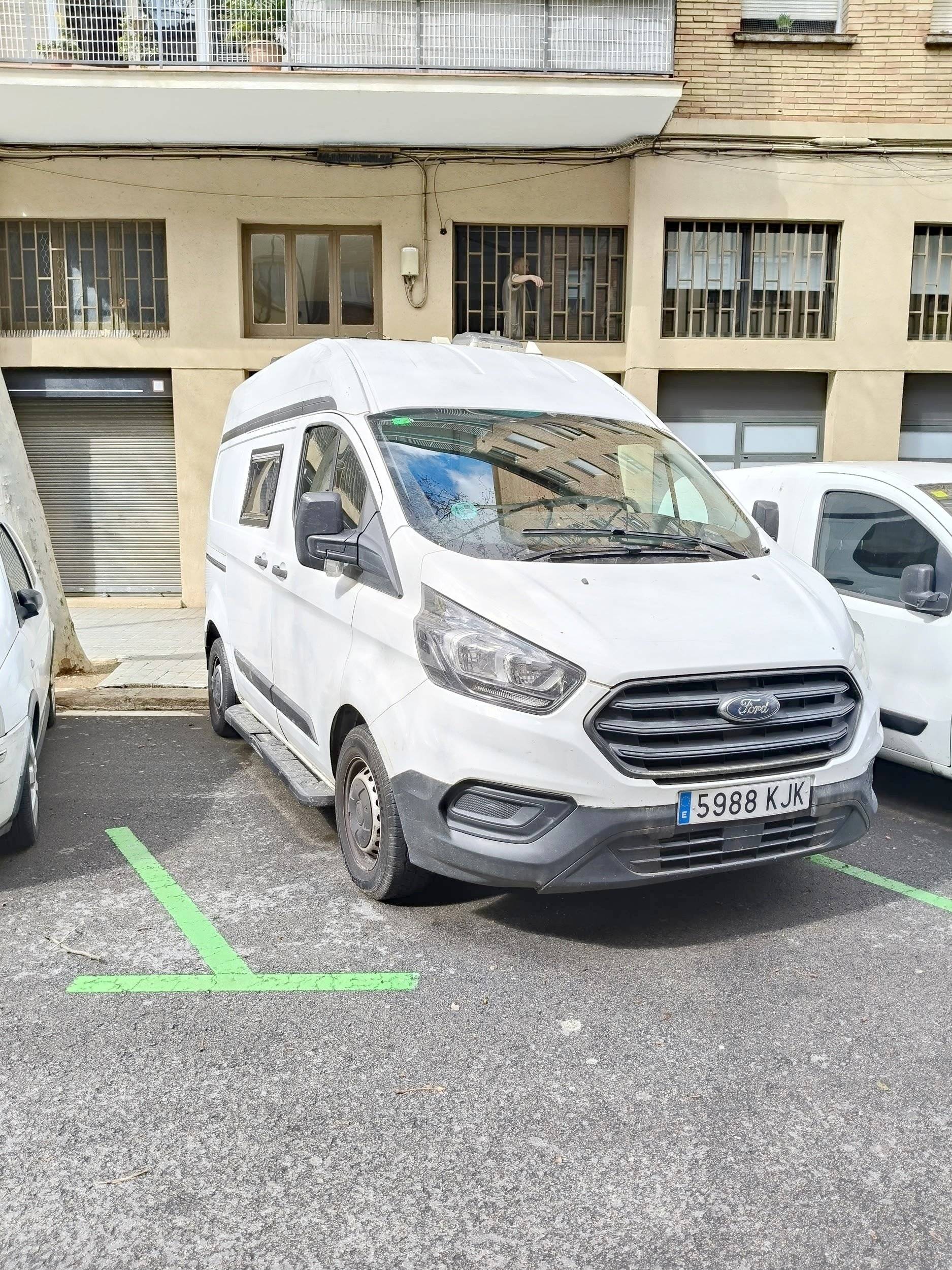 Vista del vehicle angle davanter Ford Transit Custom 2,0 l 130 ch - Yescapa