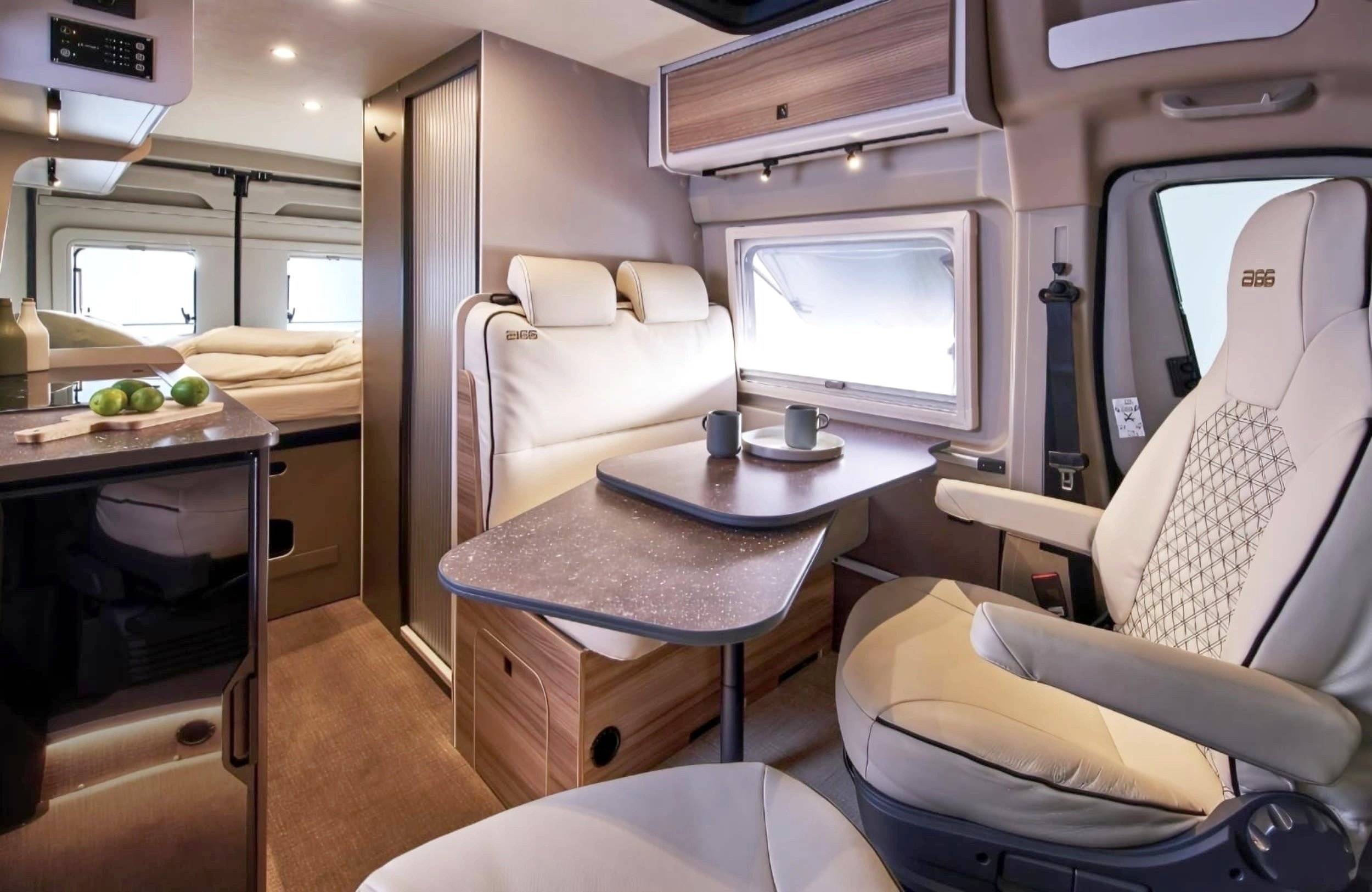 Área de jantar Fiat Ducato Multijet 3 - 2,2L 140 ch - Yescapa
