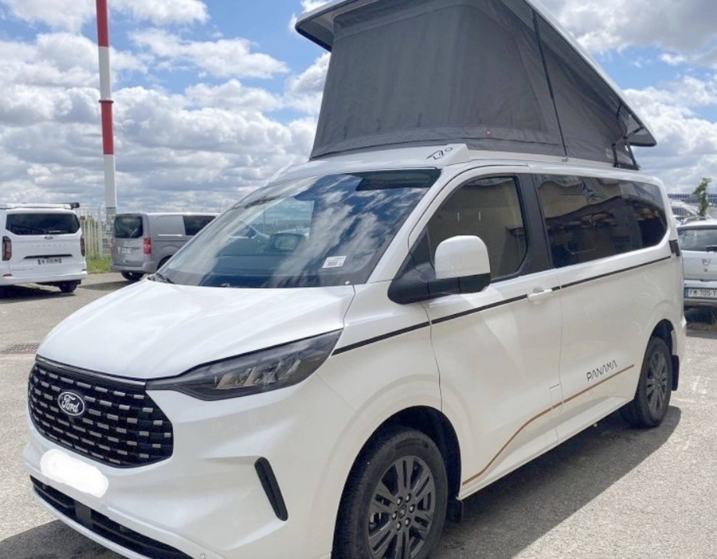 Vista de 3/4 Ford Transit Custom 2,0 l 130 ch - Yescapa