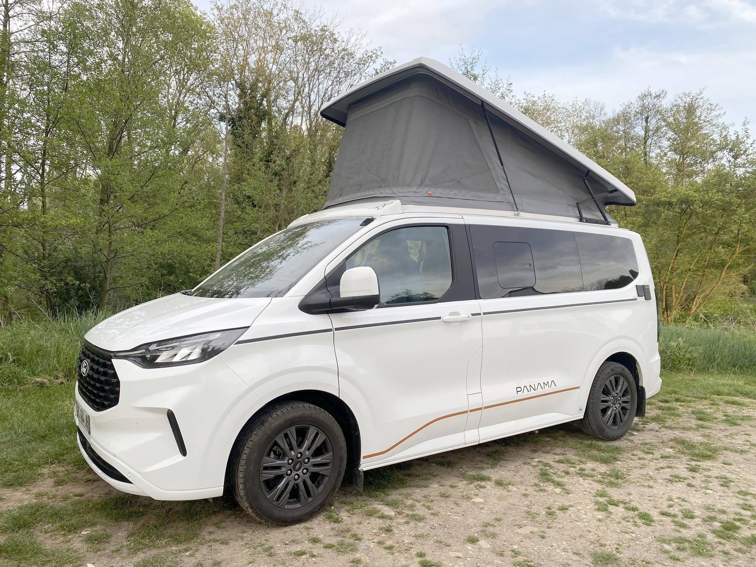 Vue avant de 3/4 Ford Transit Custom 2,0 l 130 ch - Yescapa