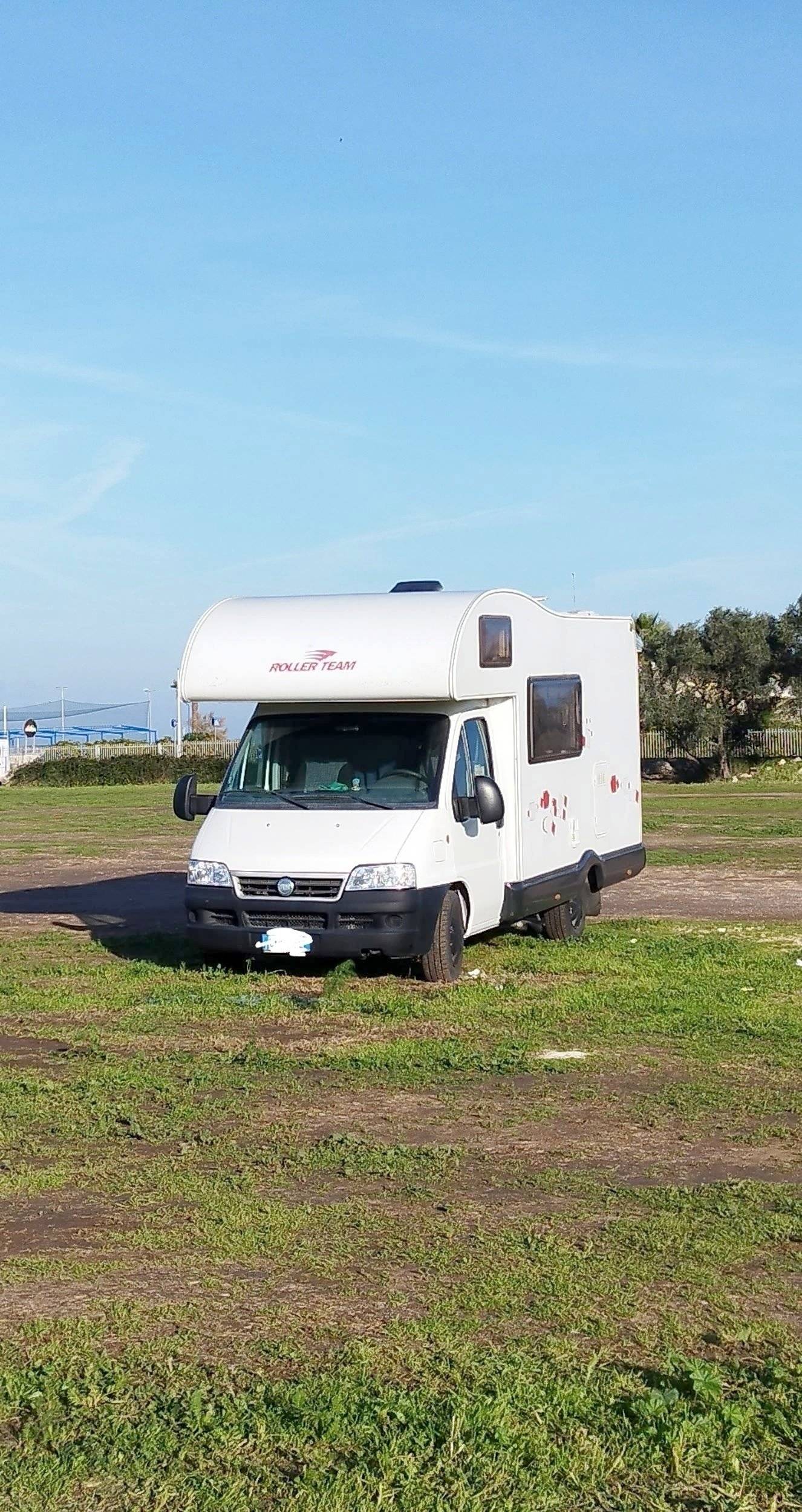 Vista frontale a ¾ Fiat 2,3 l 130 ch - Yescapa