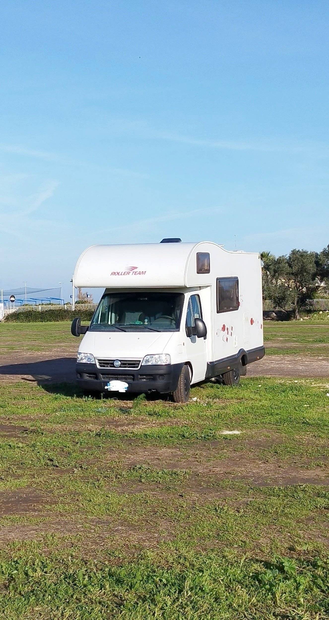 Vue avant de 3/4 Fiat 2,3 l 130 ch - Yescapa