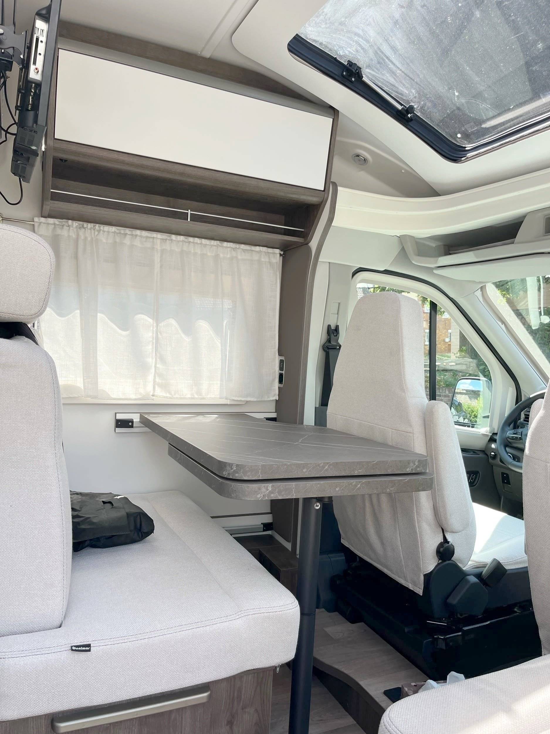 Dining Area Ford Transit 2,0 l 130 ch - Yescapa