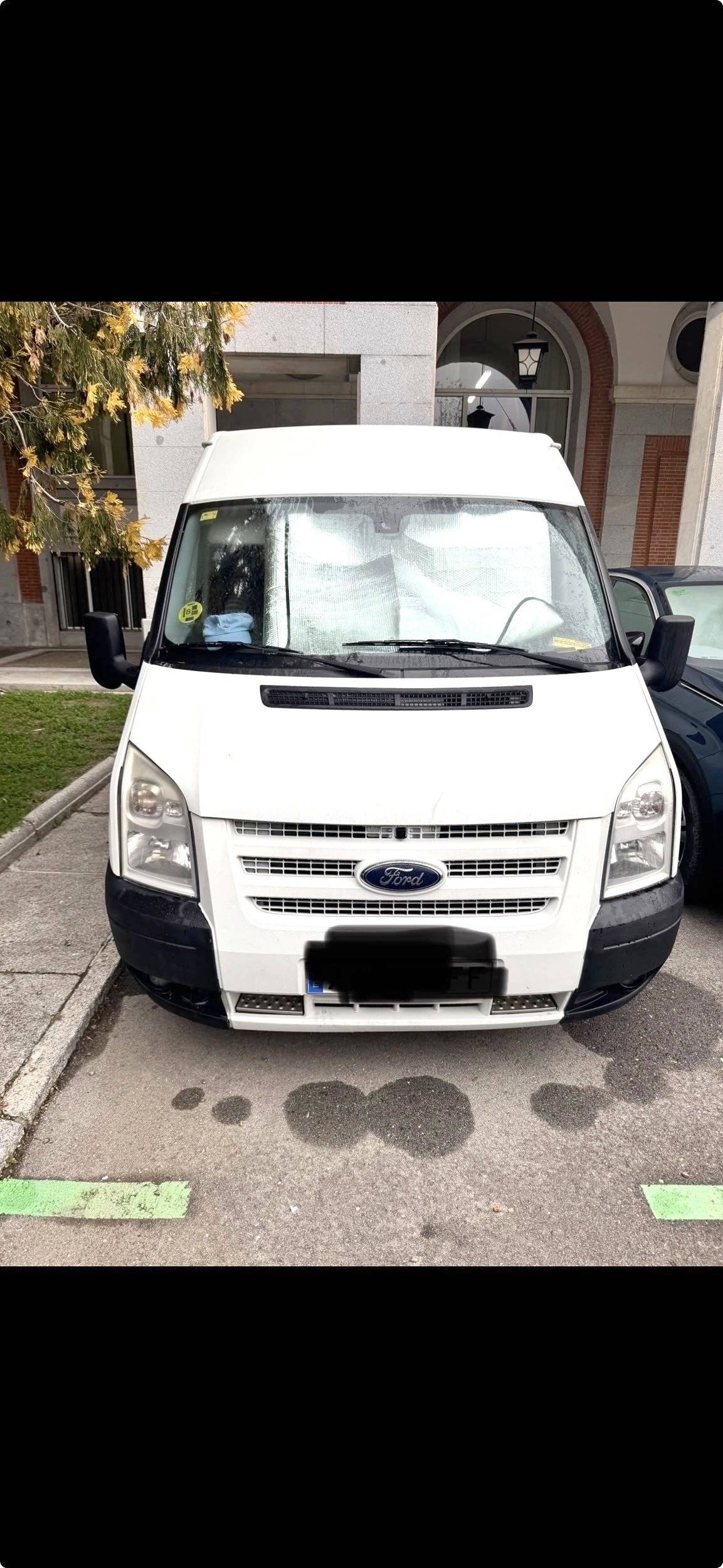 schräge Vorderansicht Ford Transit - Yescapa