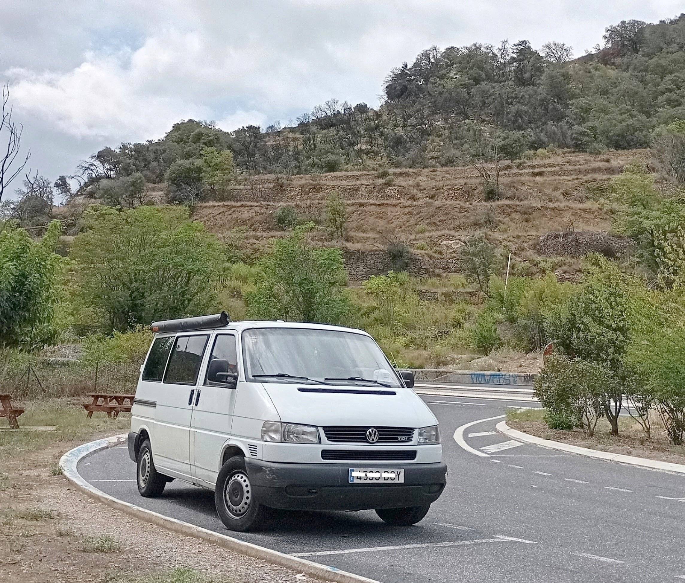 Vista del vehículo ángulo delantero Volkswagen T4 2.5 - Yescapa