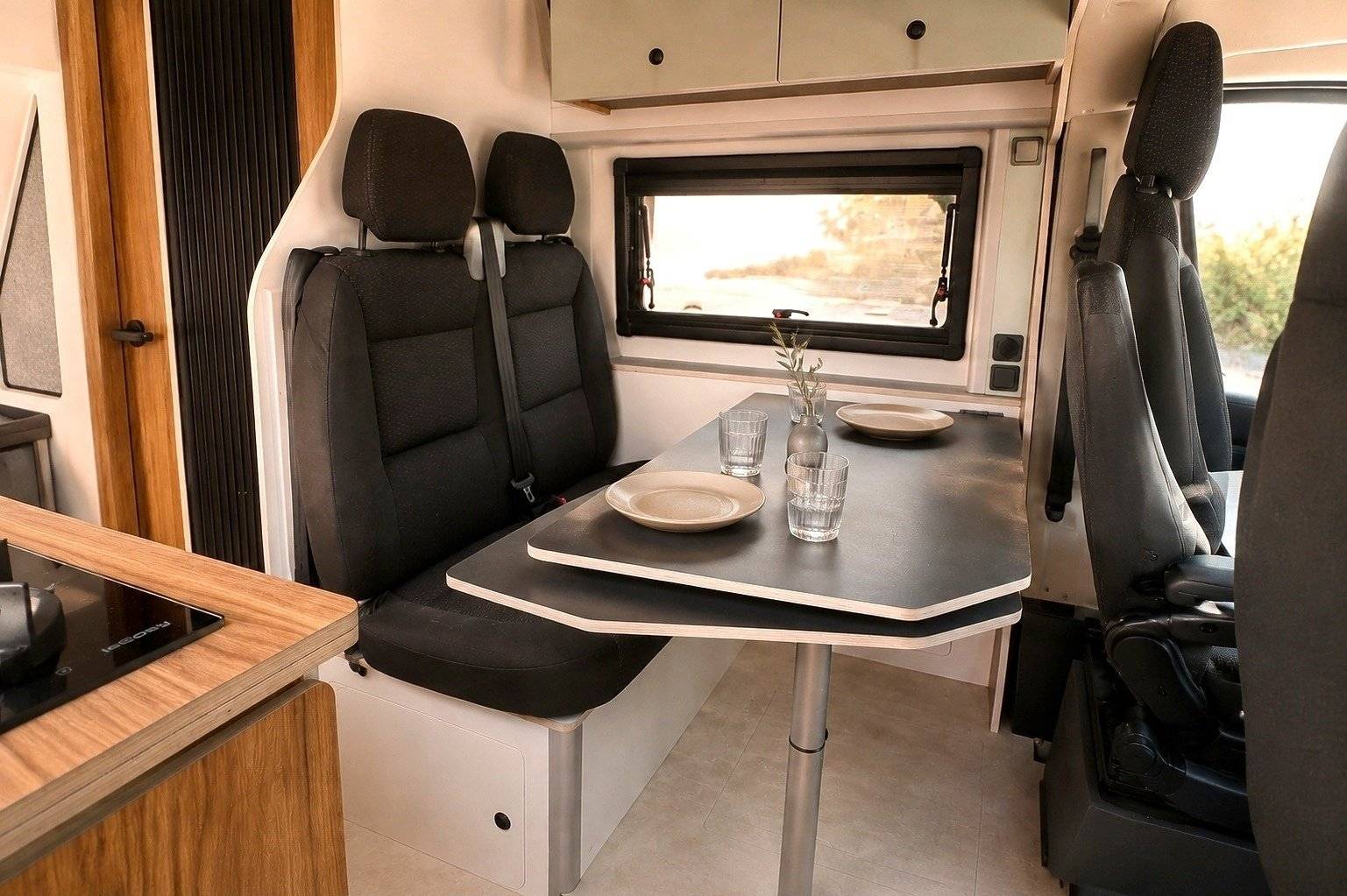 Dining Area Peugeot Boxer L3H2 - Yescapa