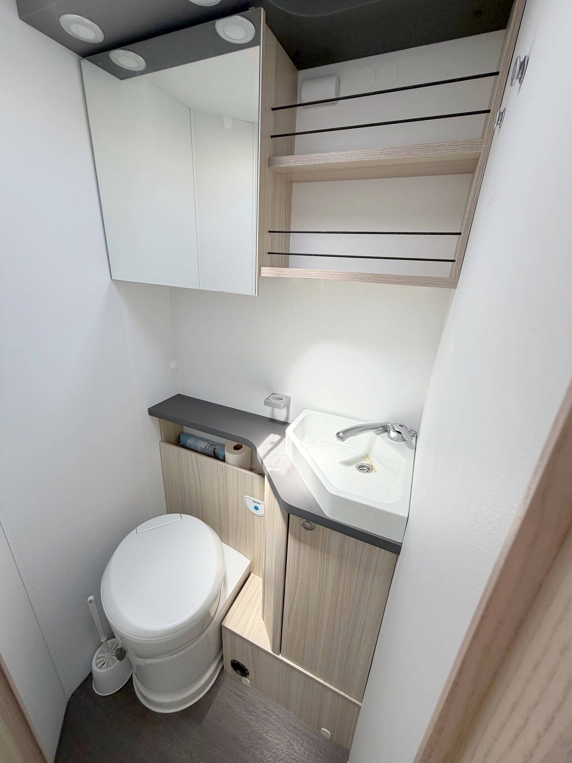 Adria Sunliving A75DP