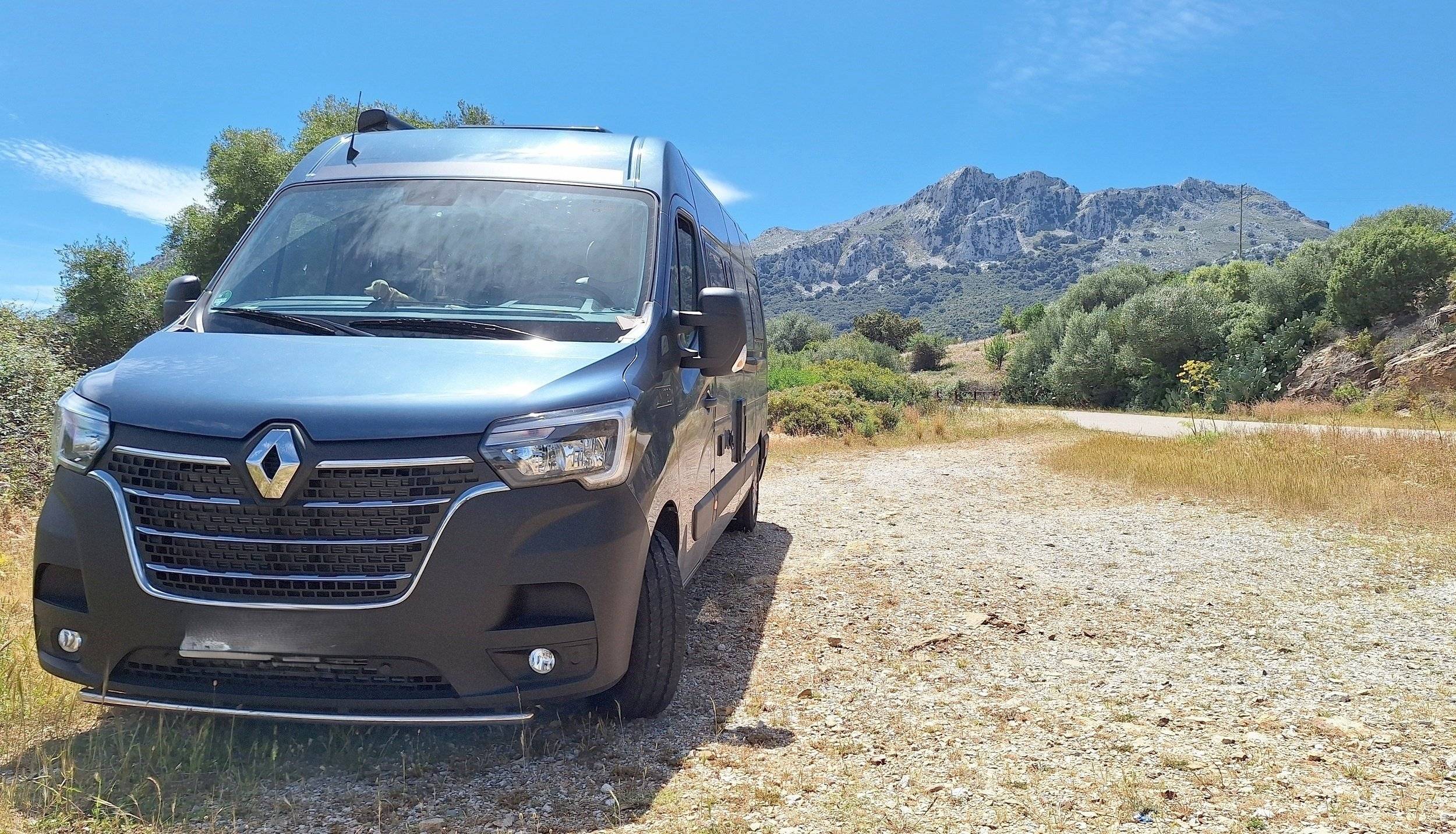 Front view from 3/4 Renault Master 3 - Yescapa