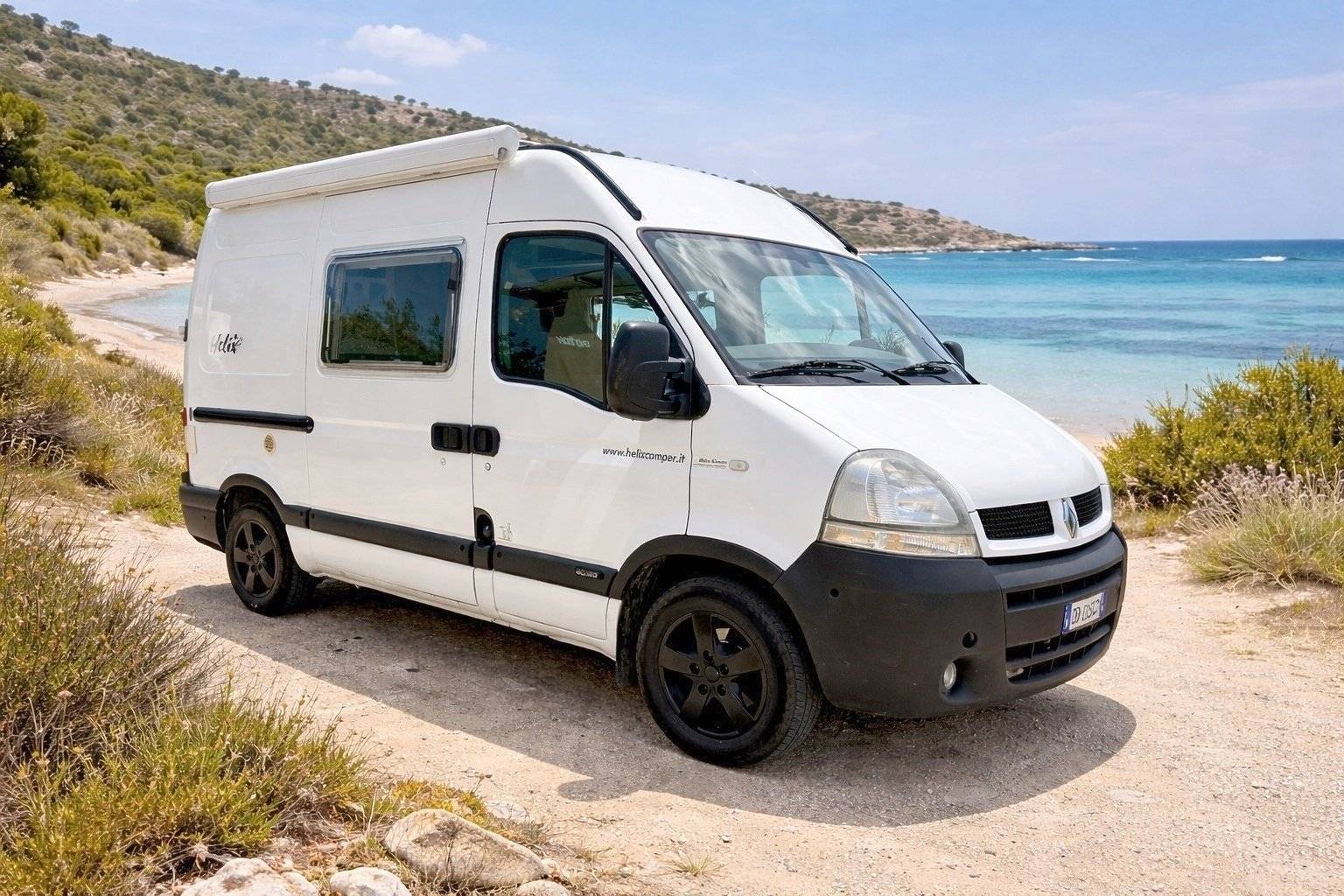 Front view from 3/4 Renault Renault master - Yescapa