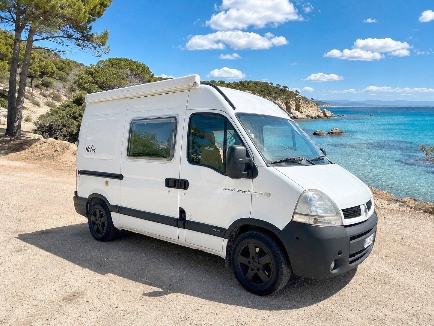 schräge Vorderansicht Renault Renault master - Yescapa