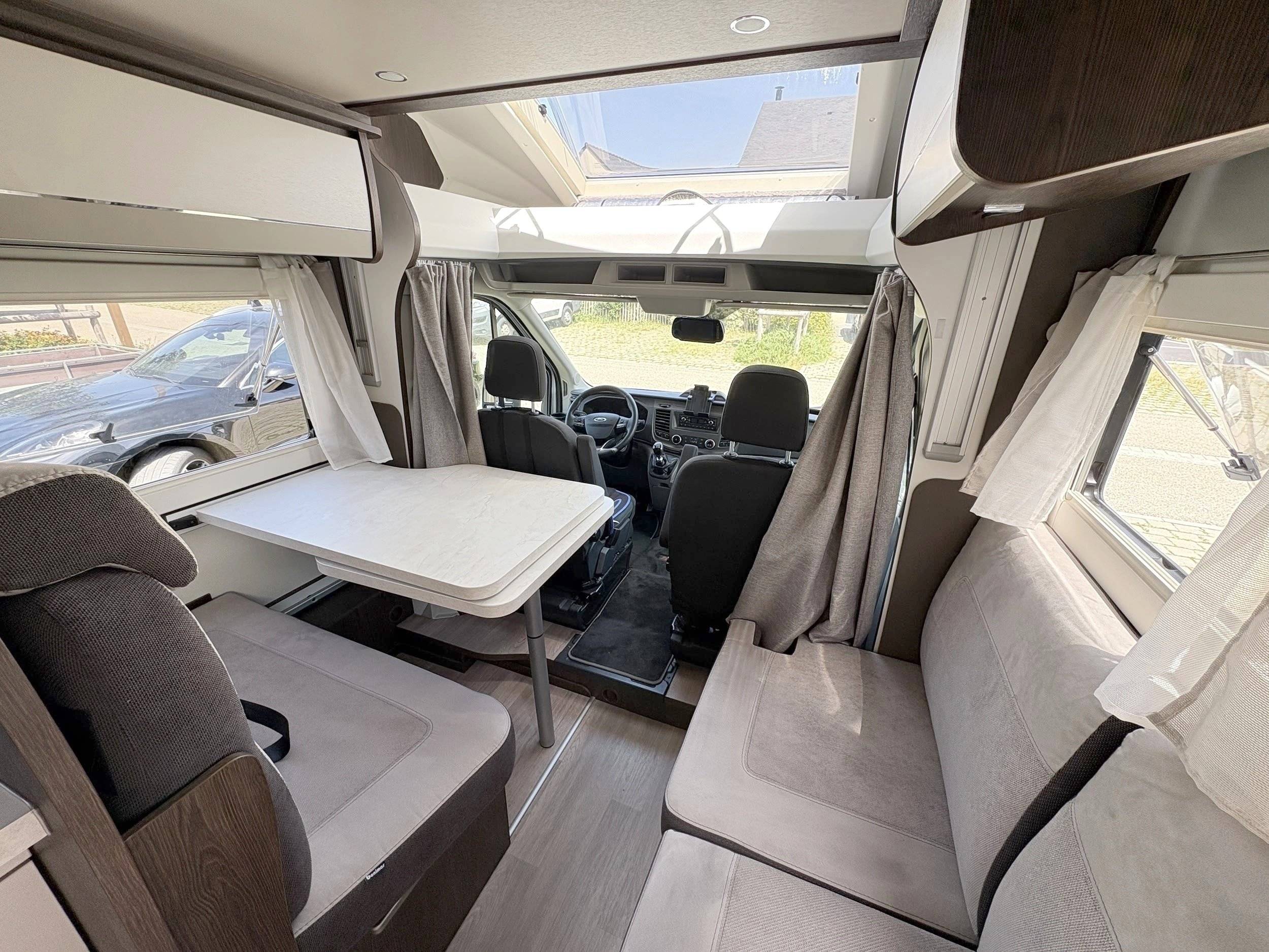 Área de jantar Ford Transit 2,0 l 170 ch - Yescapa