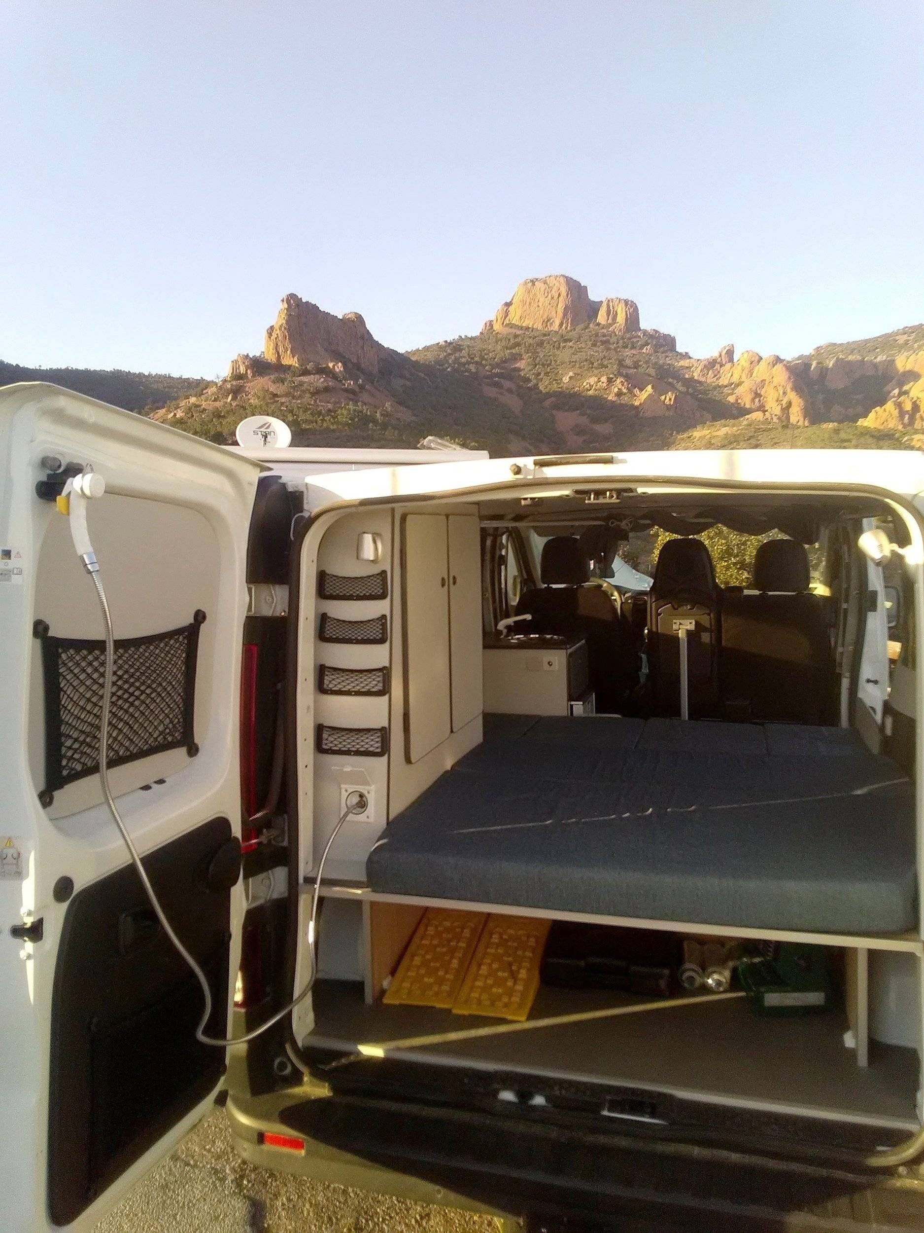 Couchages Renault Trafic 1,6 l 120 ch - Yescapa