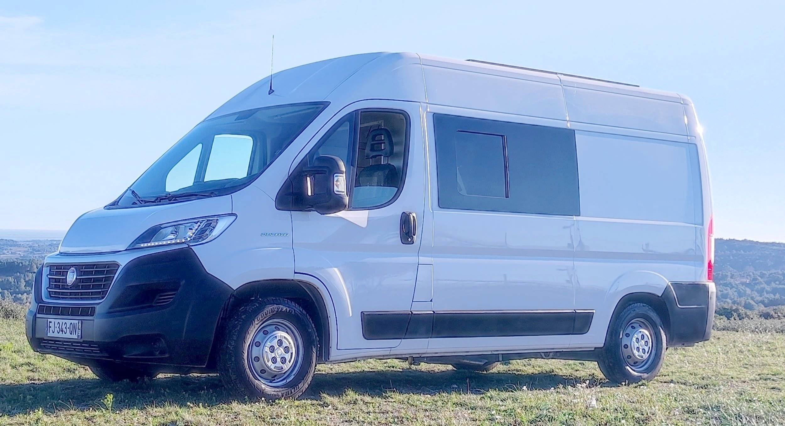 schräge Vorderansicht Fiat 2,3 l 130 ch - Yescapa