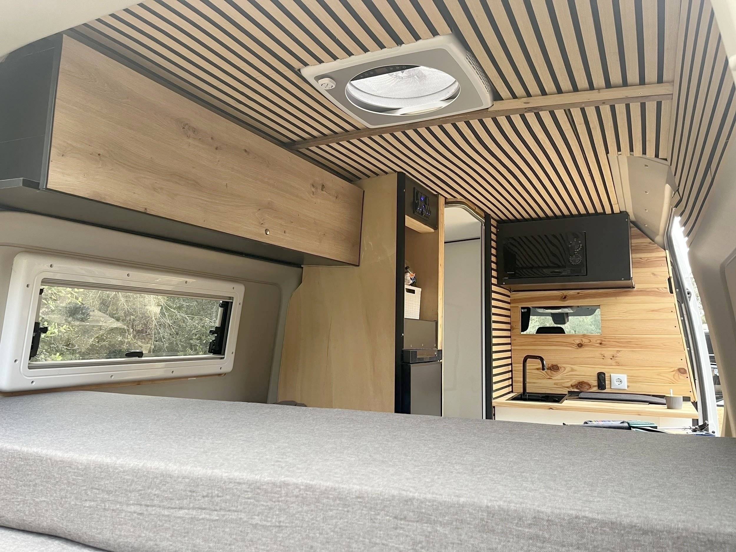 Couchages Mercedes Sprinter 2,1 l 115 ch - Yescapa