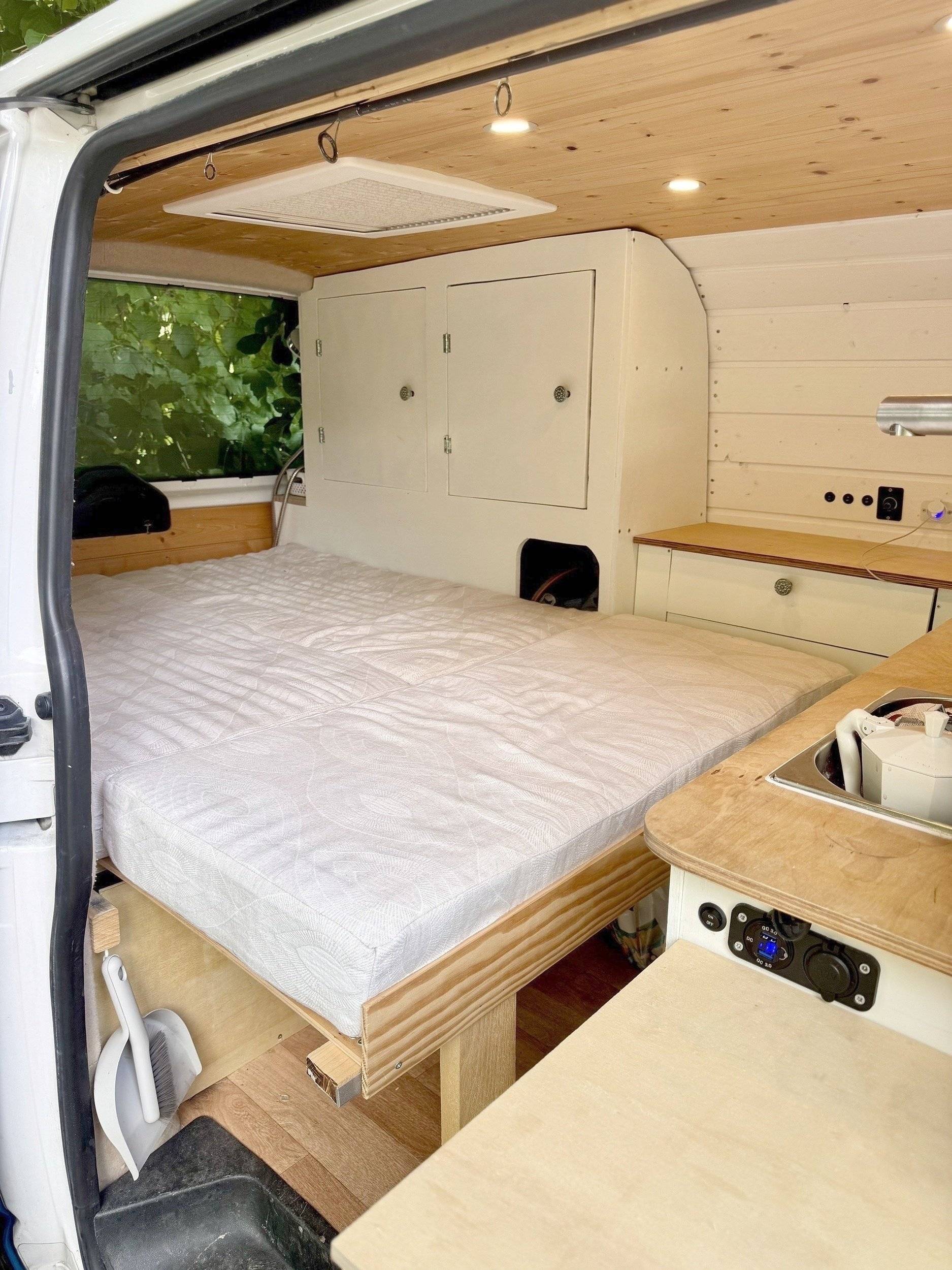 Couchages Volkswagen T5 2 l 84 ch - Yescapa