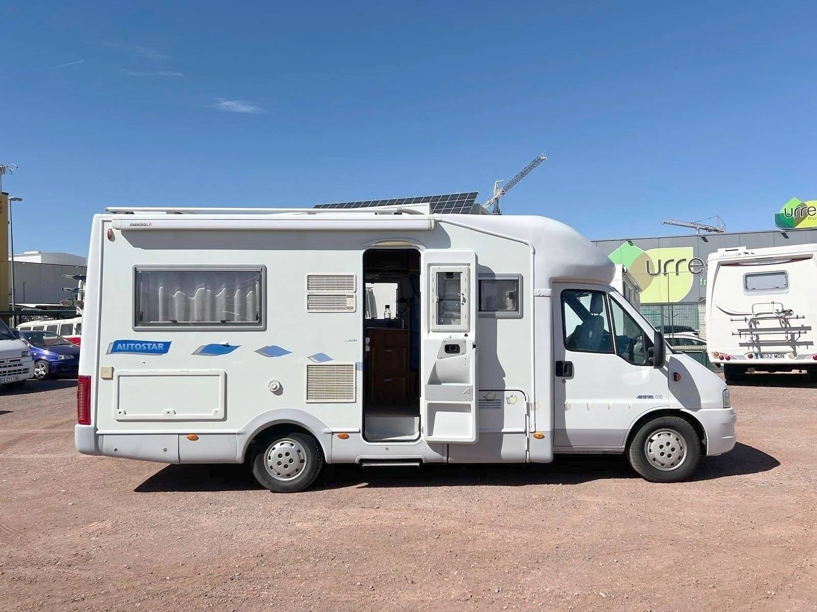 schräge Vorderansicht Fiat - Yescapa