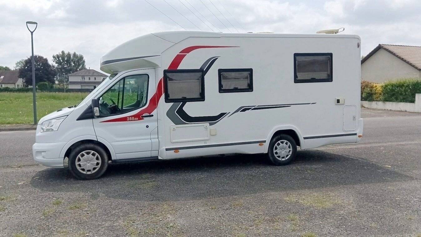 schräge Vorderansicht Ford Transit - Yescapa