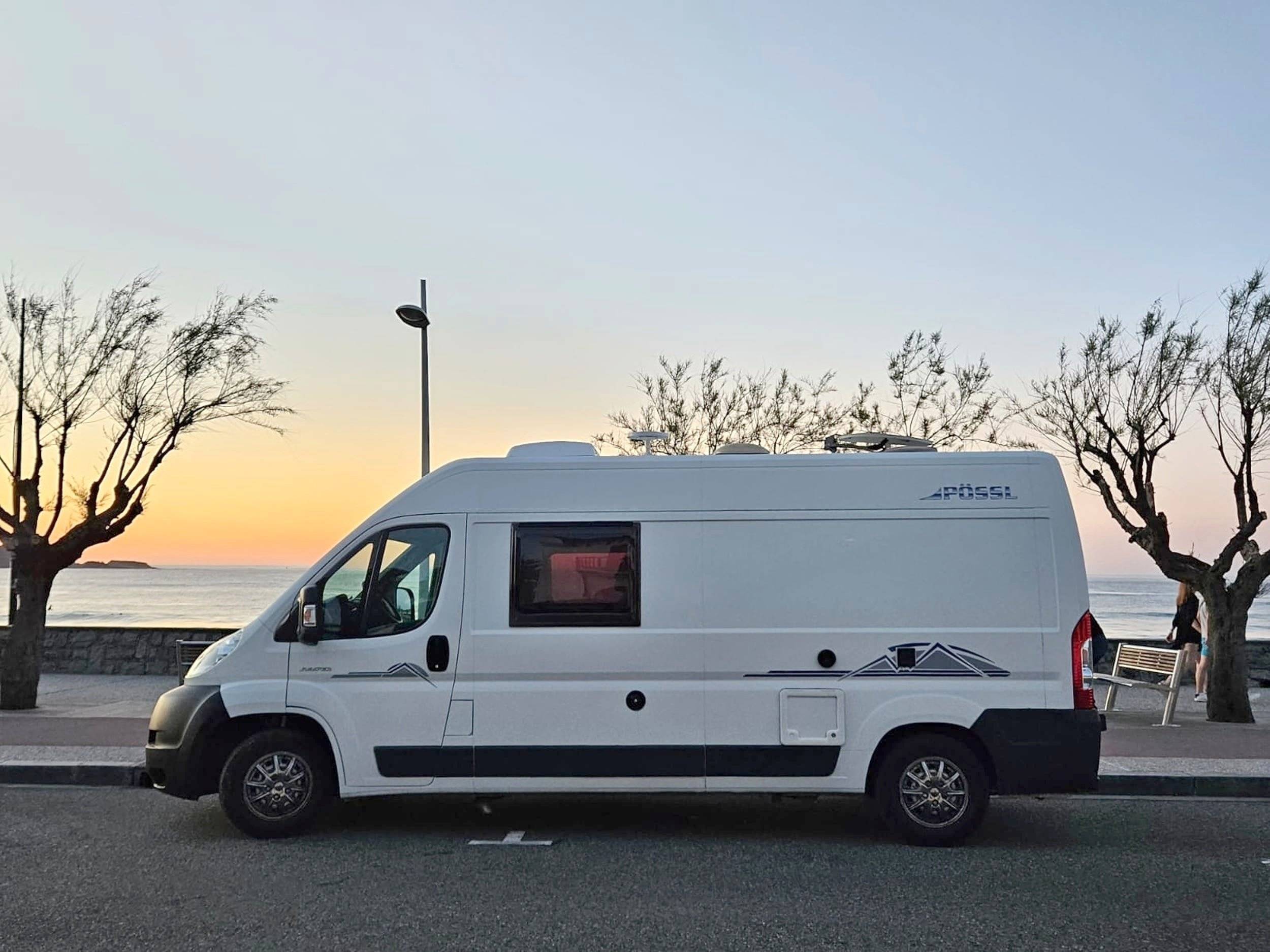 Vista de 3/4 Citroën Jumper 2,2 l 120 ch - Yescapa