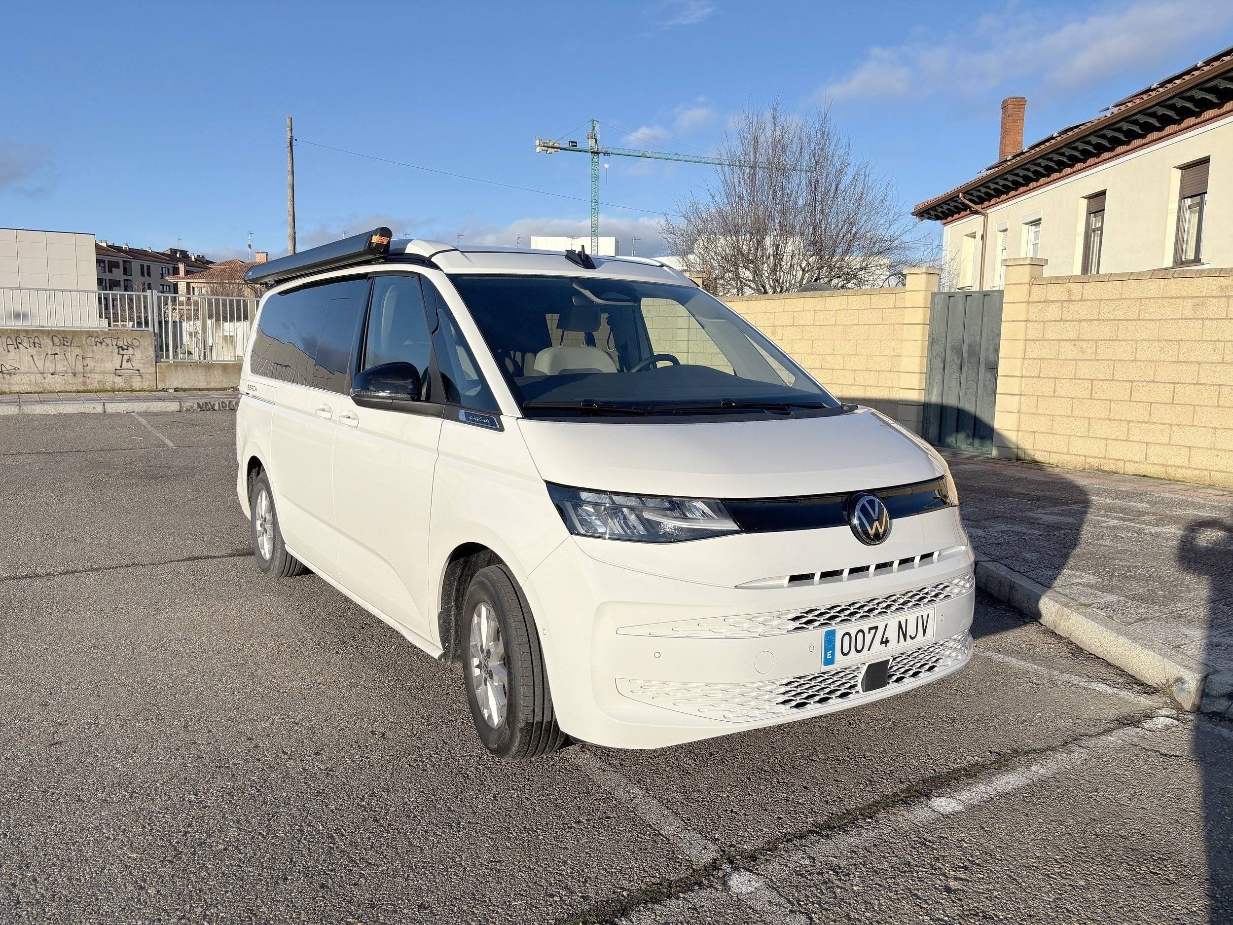 Vue avant de 3/4 Volkswagen VOLKSWAGEN T7 CALIFORNIA COAST - Yescapa