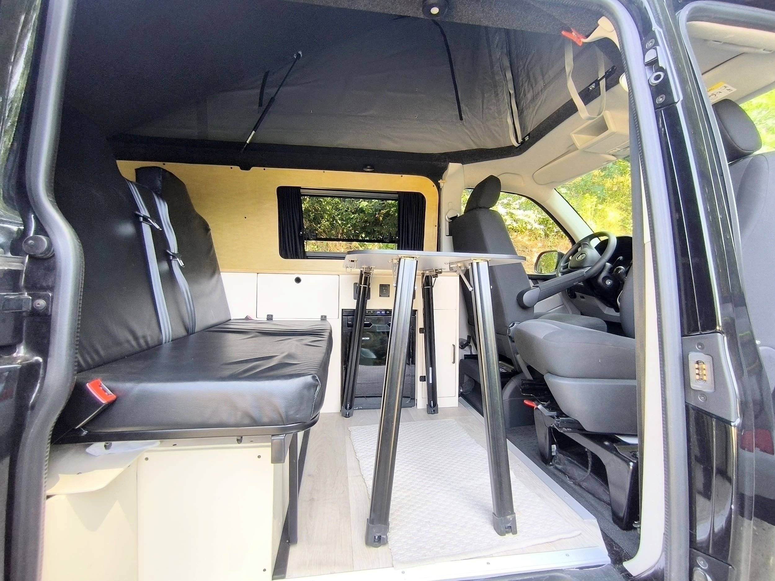Área de jantar Volkswagen T6 Court L1H1 2 l 102 ch - Yescapa