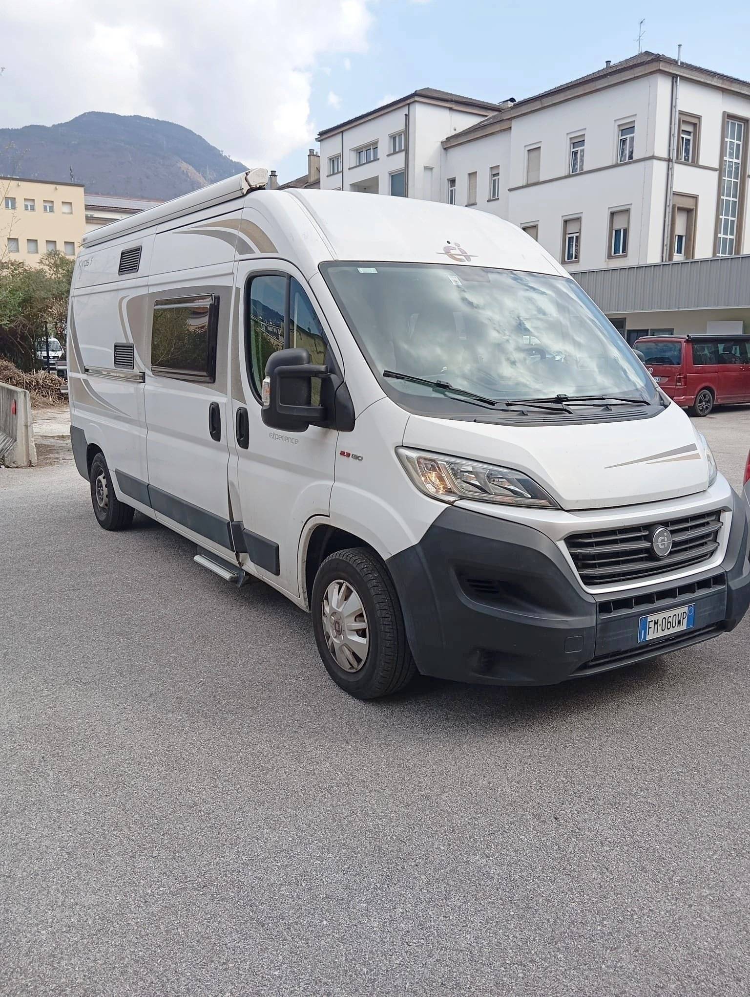 Voorkant 3/4 Fiat 2,3 l 130 ch - Yescapa