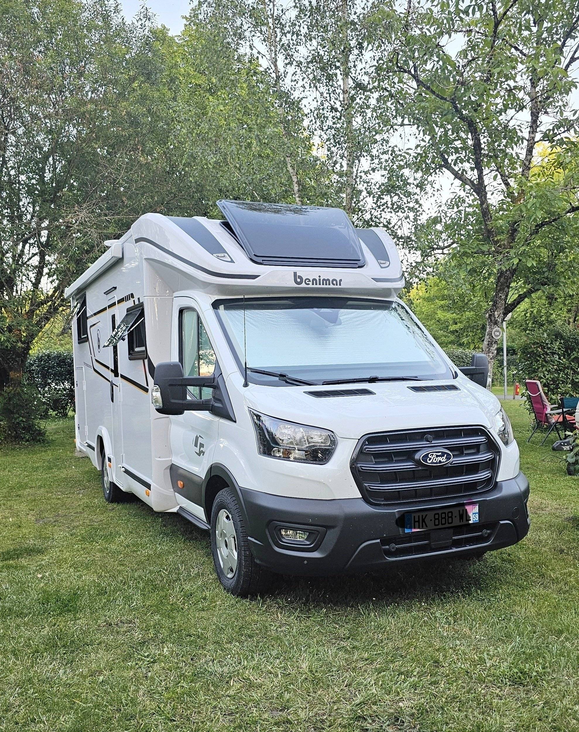 Front view from 3/4 Ford - Yescapa