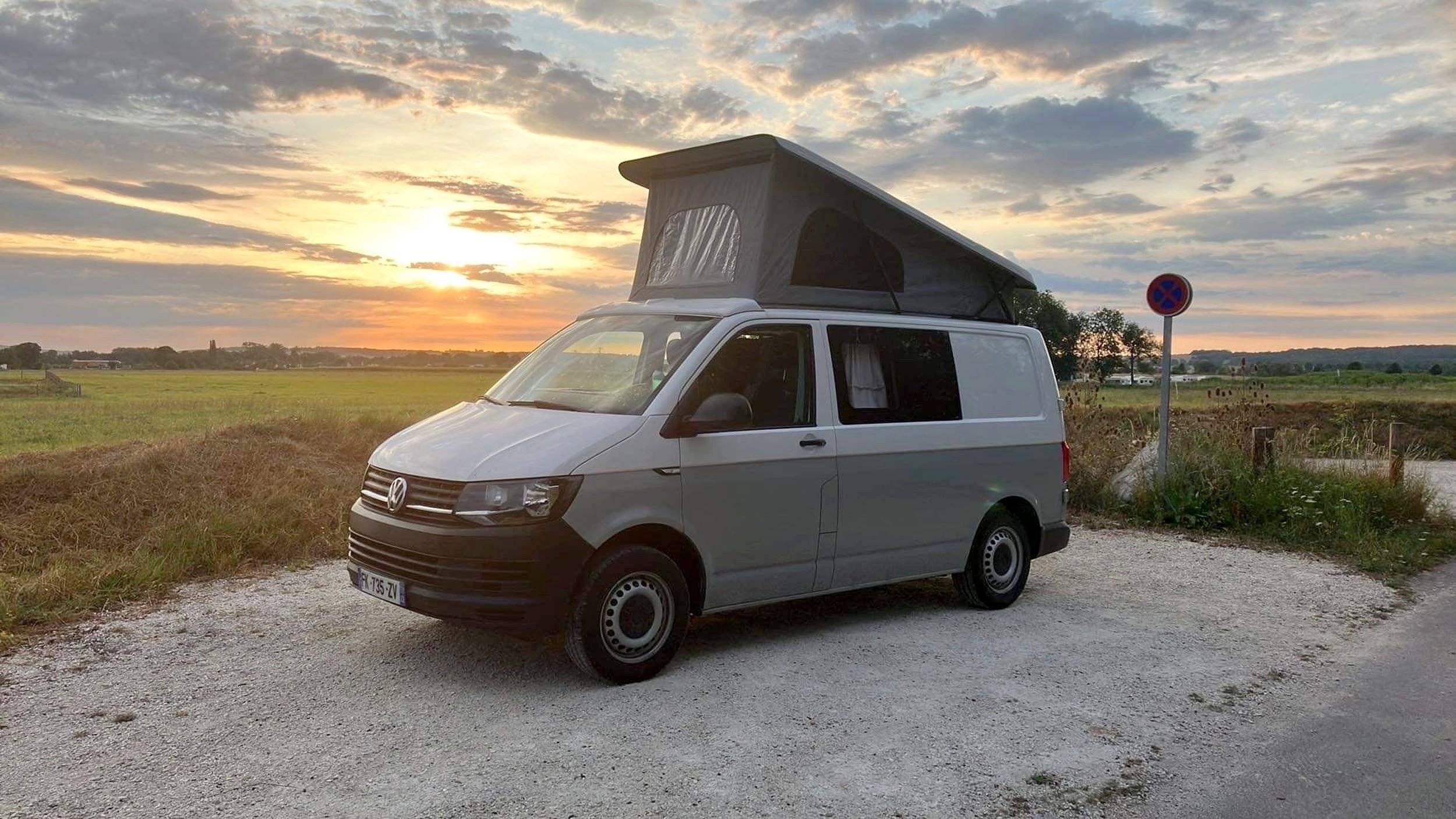 Vista de 3/4 Volkswagen T6 Court 2 l 102 ch - Yescapa