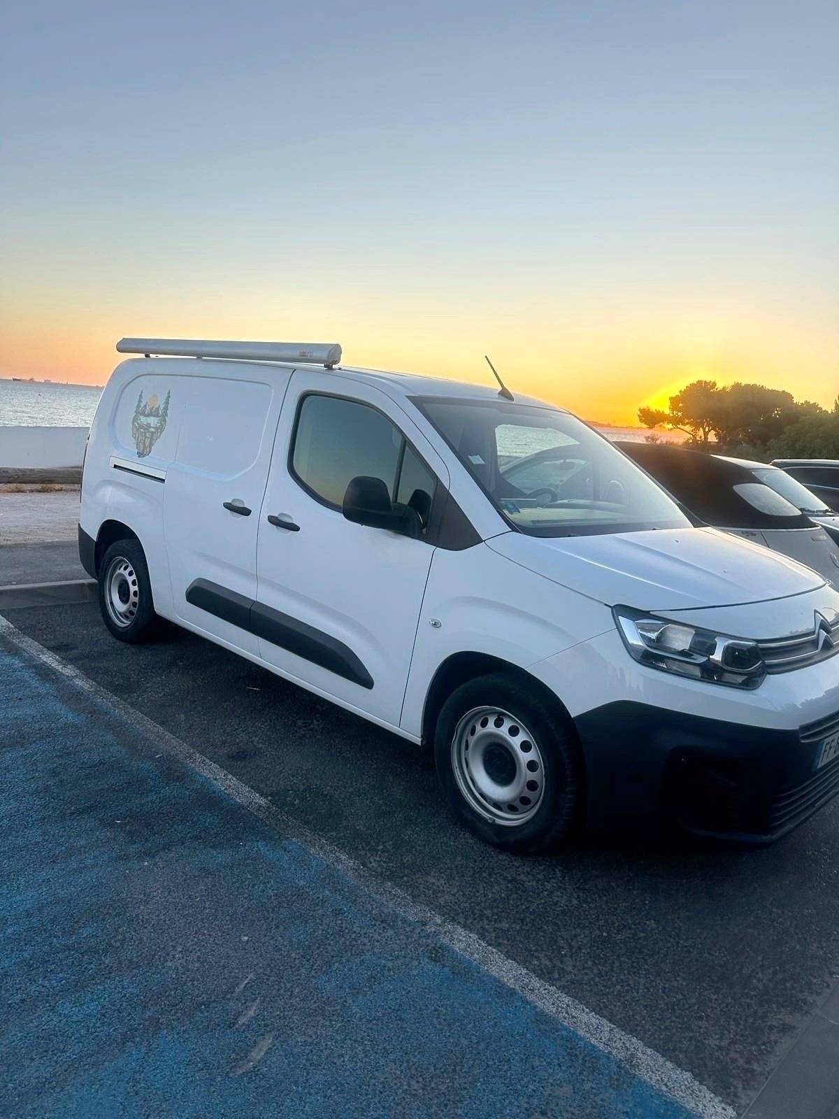 Vista de 3/4 Citroën Berlingo XL - Yescapa