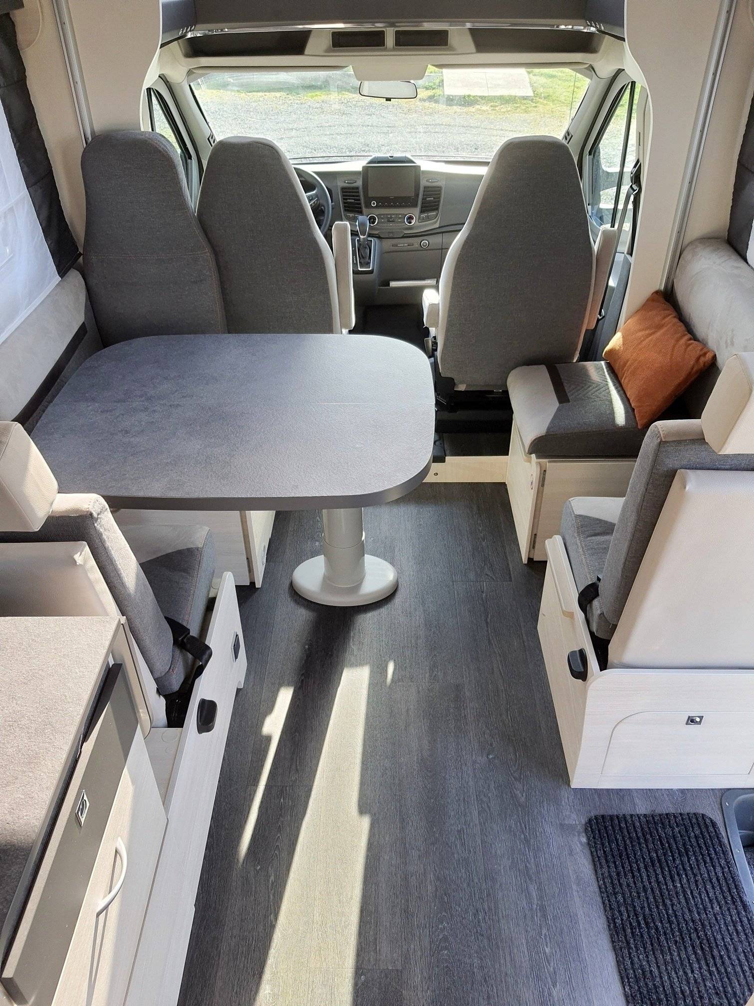 Coin repas Ford Chausson 720 - Yescapa
