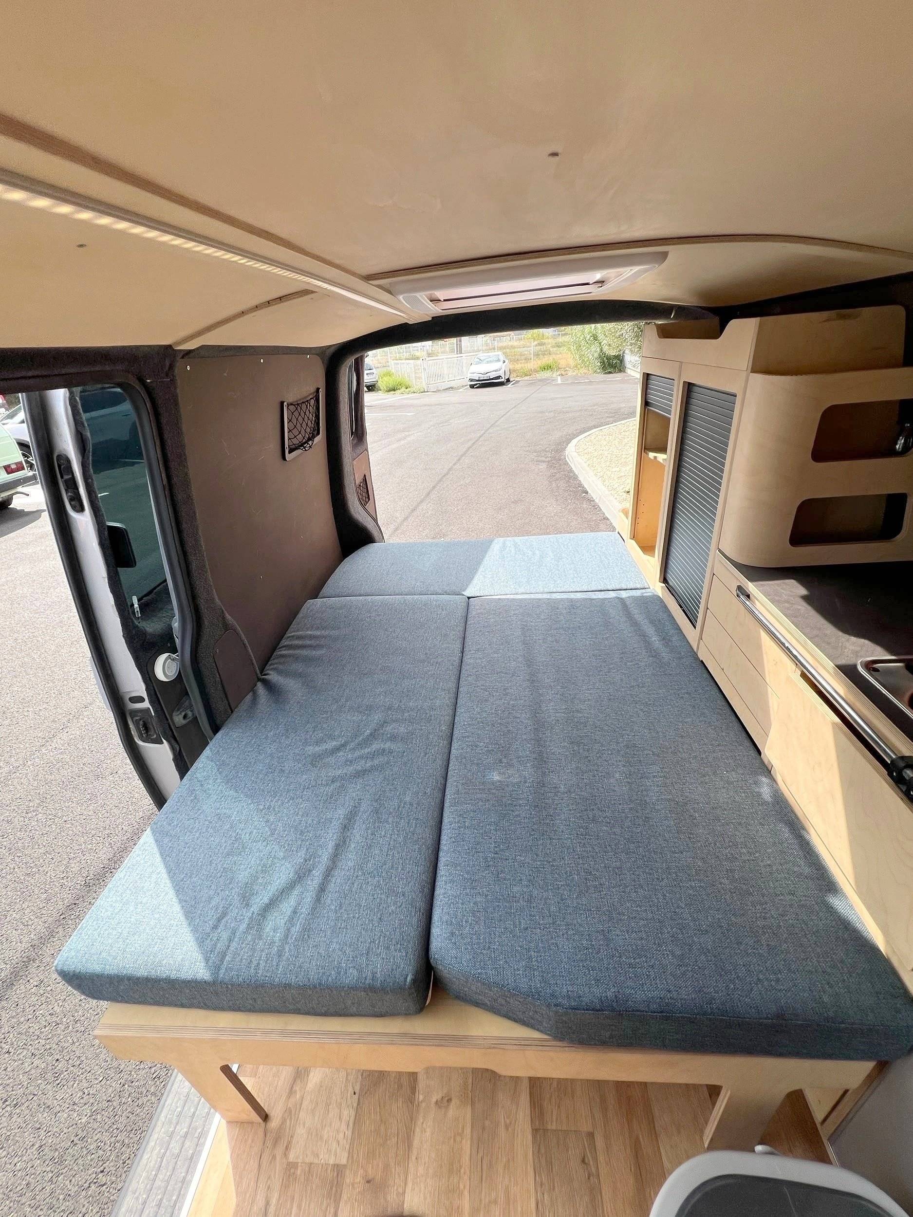 Plazas en cama Volkswagen T5 2 l 102 ch - Yescapa