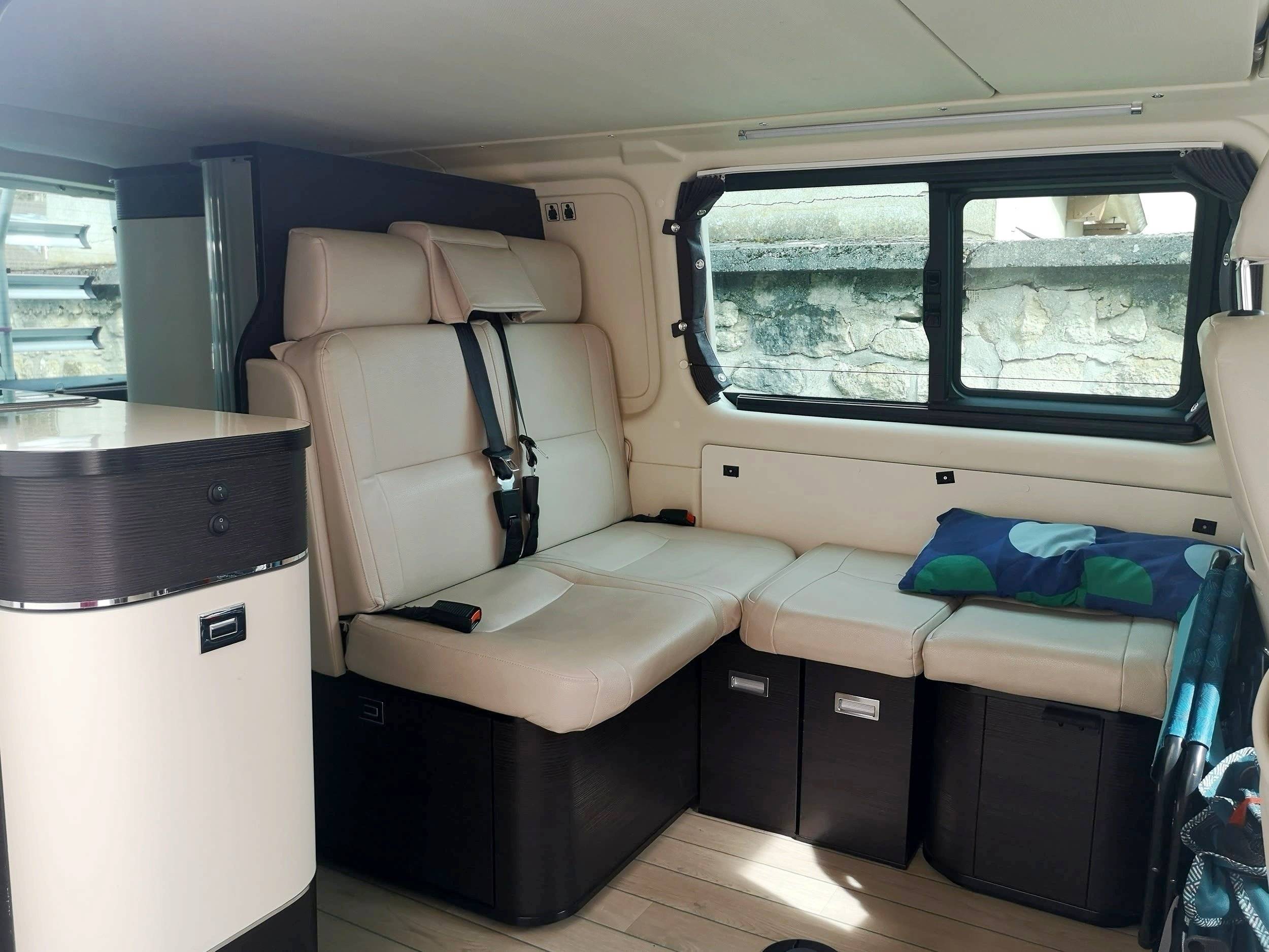Dining Area Volkswagen T6.1 150 CH DSG 7 - Yescapa