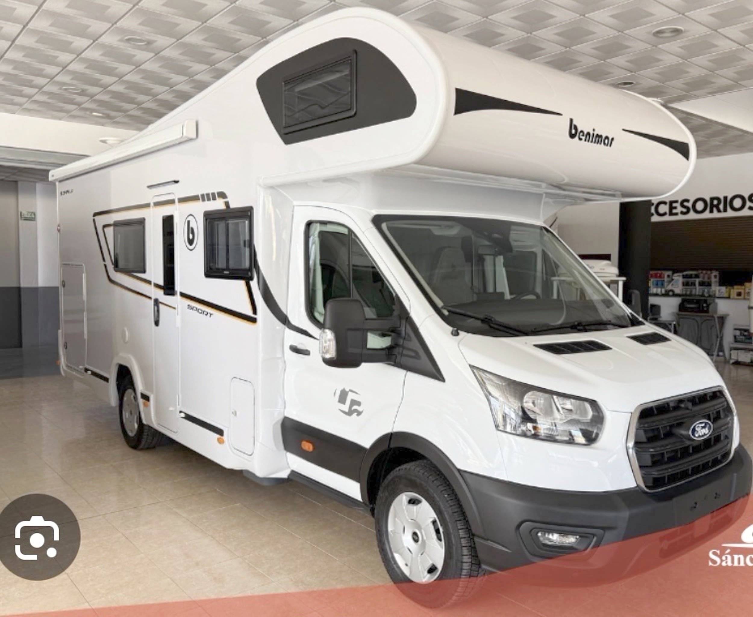 Front view from 3/4 Ford Transit 2,0 l 170 ch - Yescapa