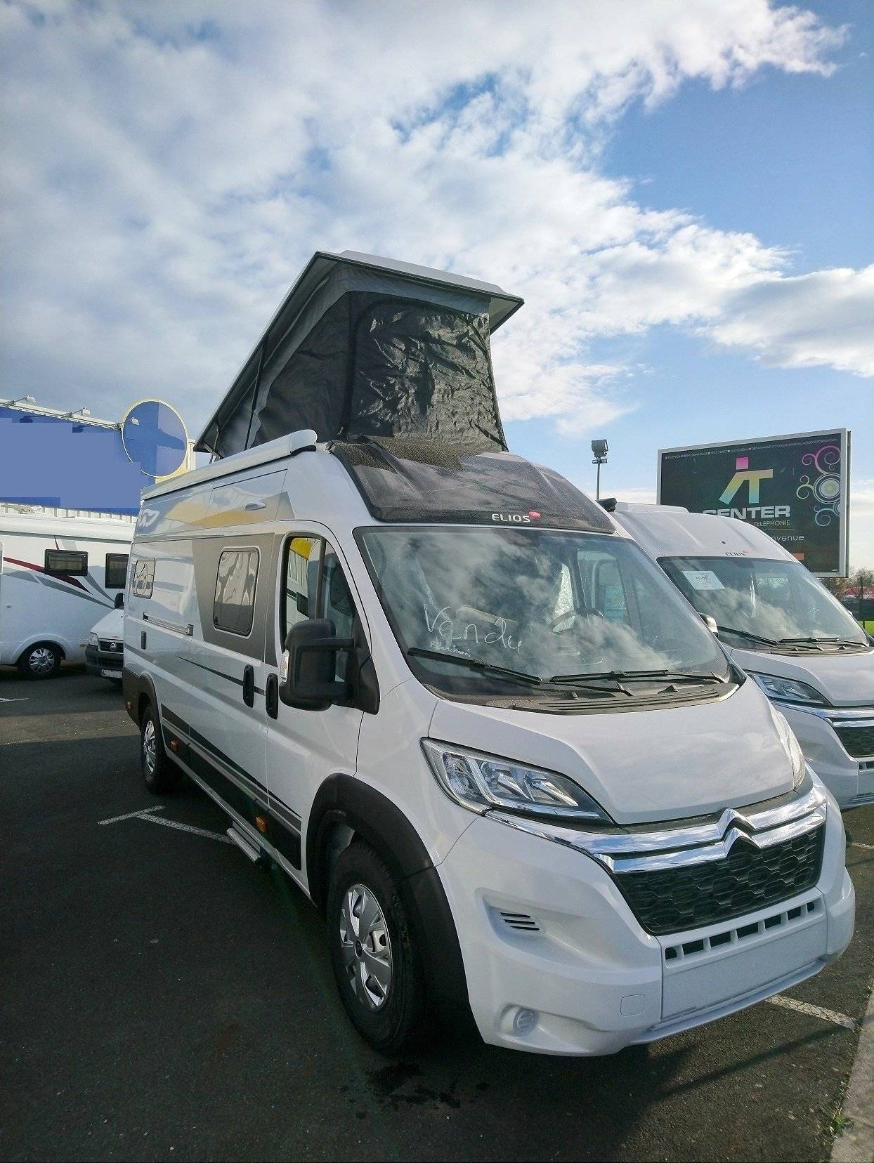 Front view from 3/4 Citroën Jumper 2,2 l 140 ch - Yescapa