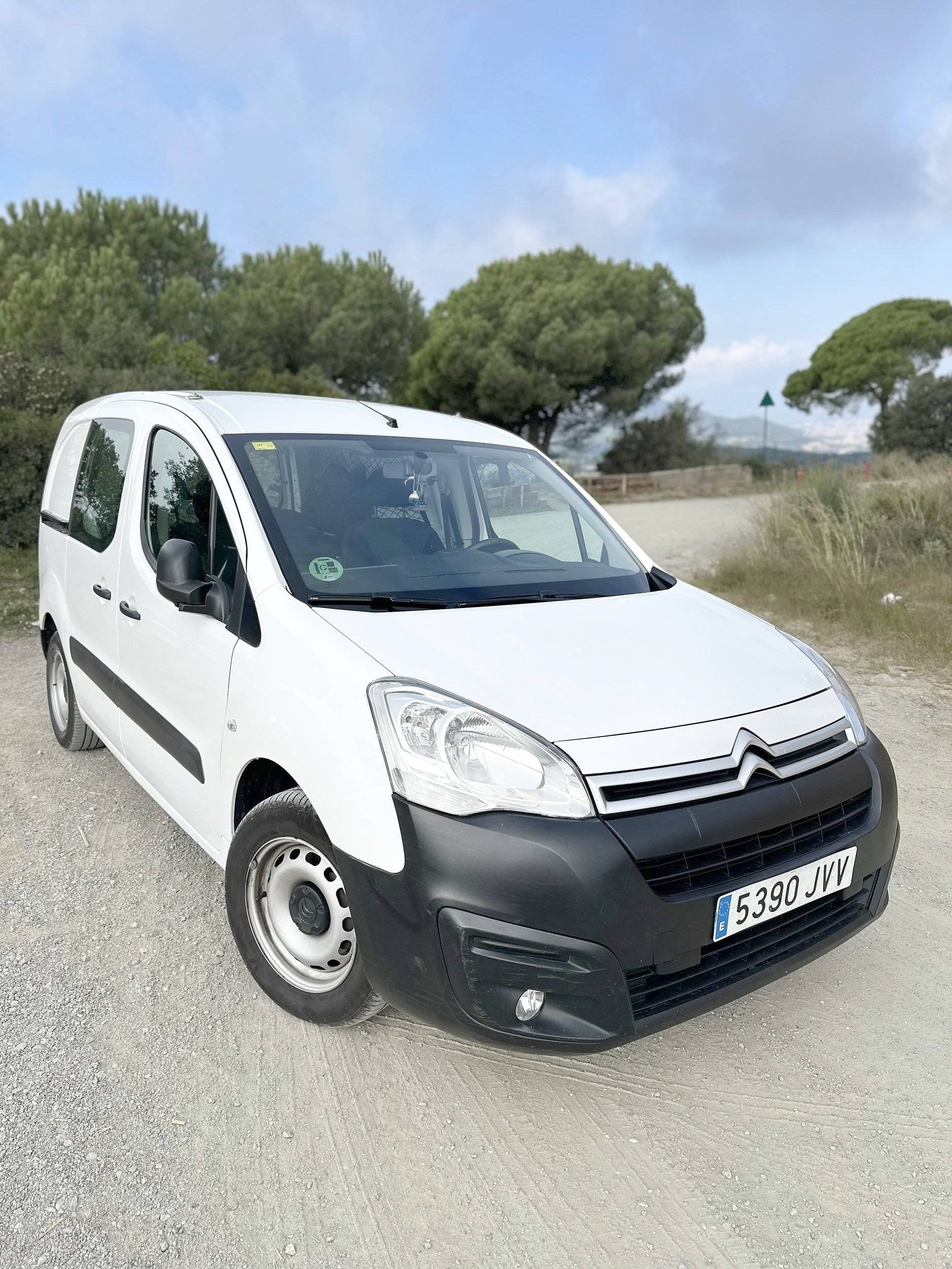 schräge Vorderansicht Citroën Berlingo - Yescapa