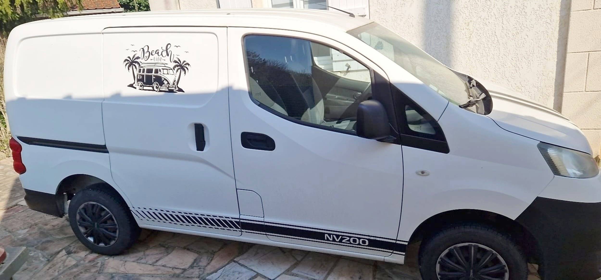 schräge Vorderansicht Nissan NV200 - Yescapa
