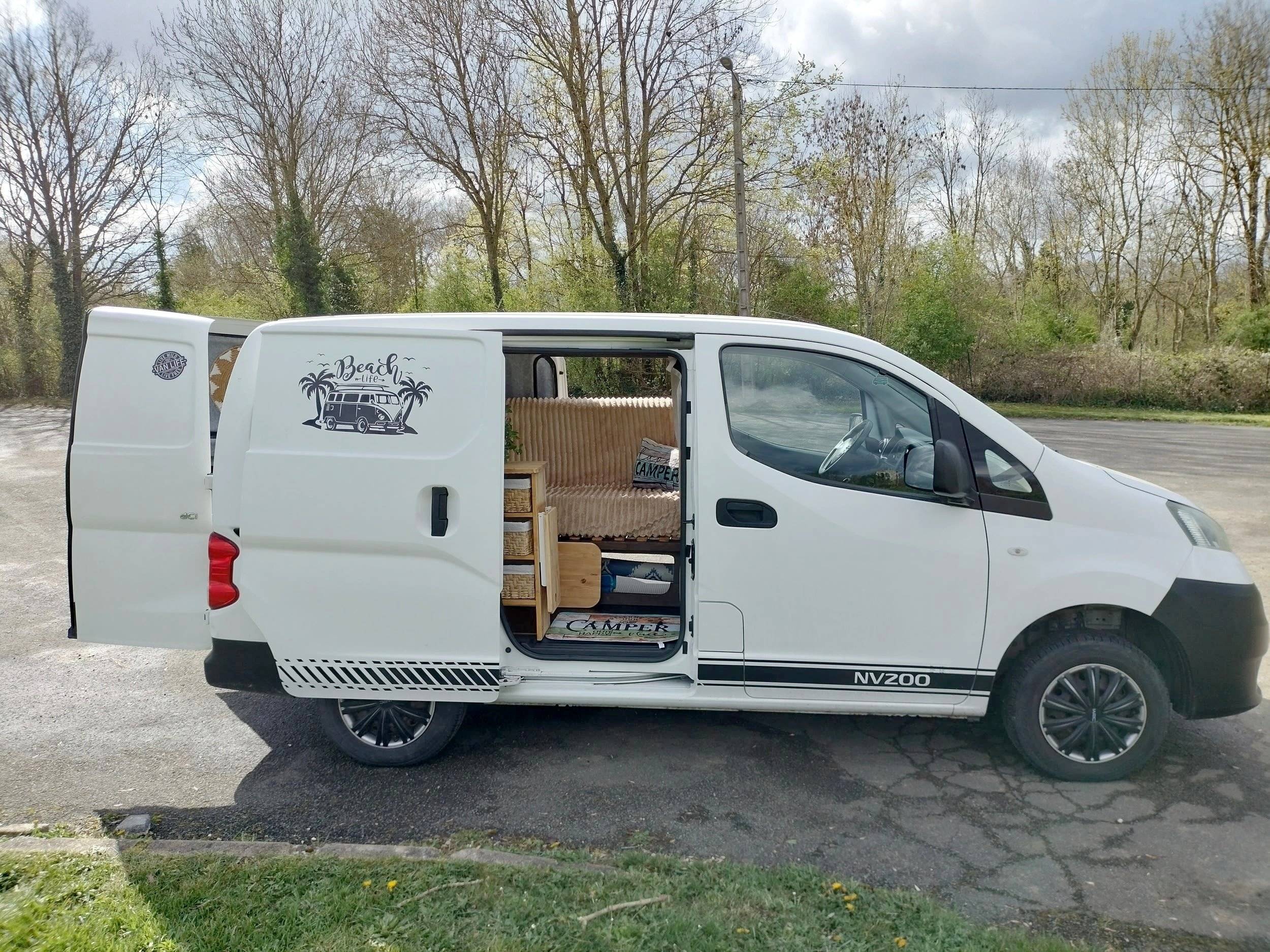 Vista del vehicle angle davanter Nissan NV200 - Yescapa