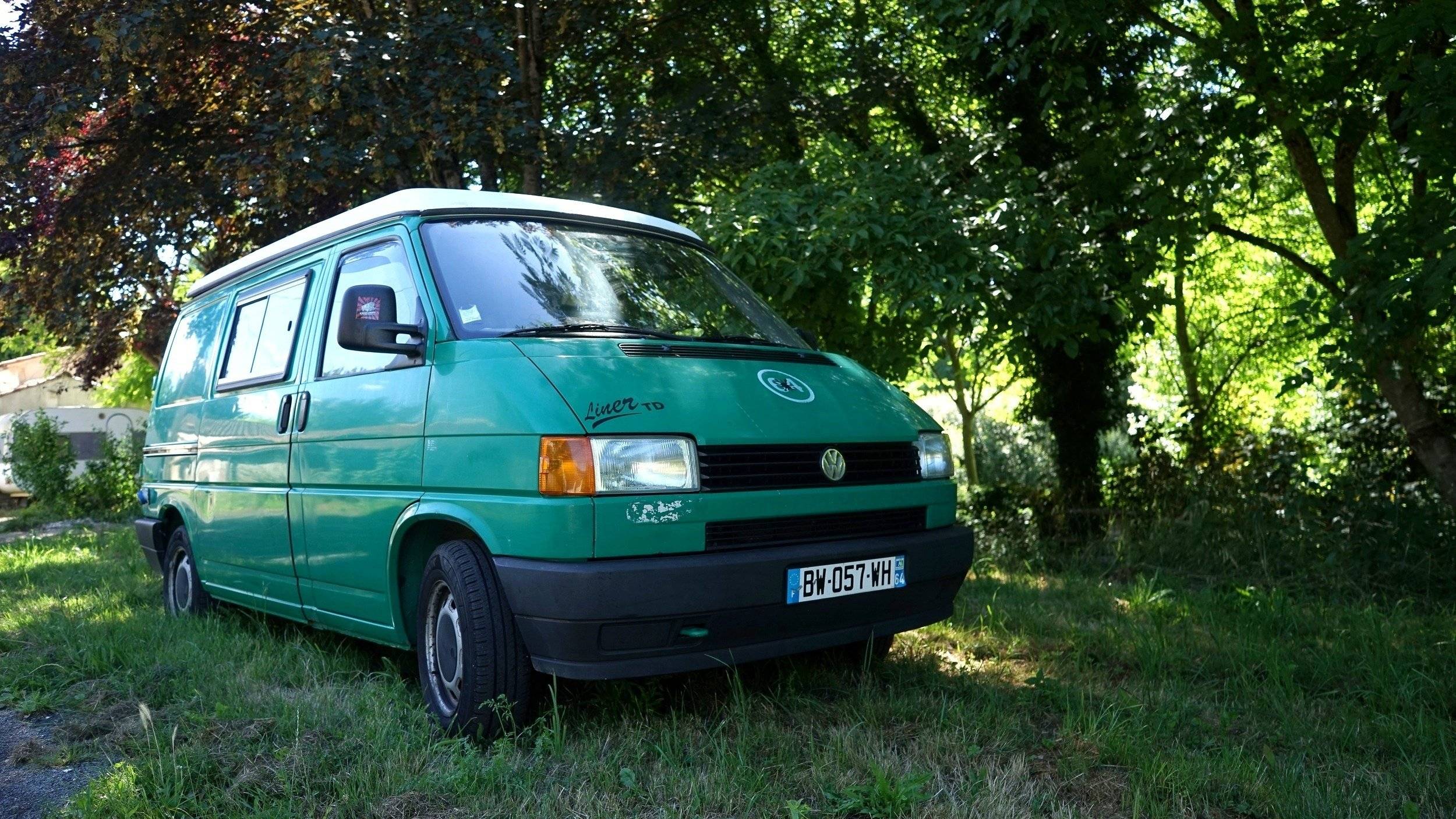 Vista del vehicle angle davanter Volkswagen Transporter T4 - Yescapa