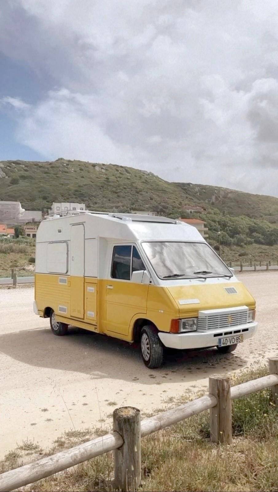 Front view from 3/4 Renault TRAFFIC - Yescapa