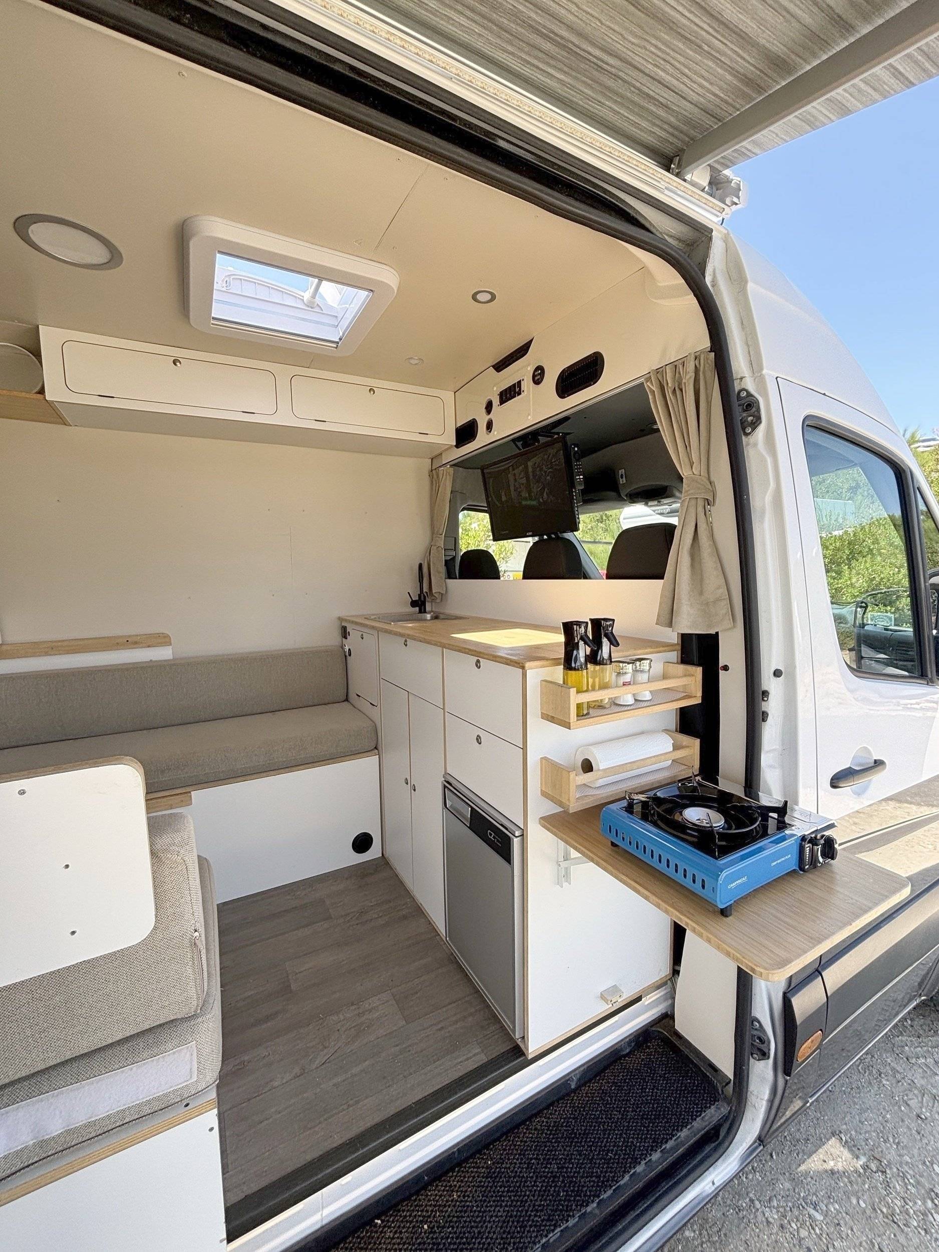 Kitchen Mercedes 2,15 l 136 ch - Yescapa