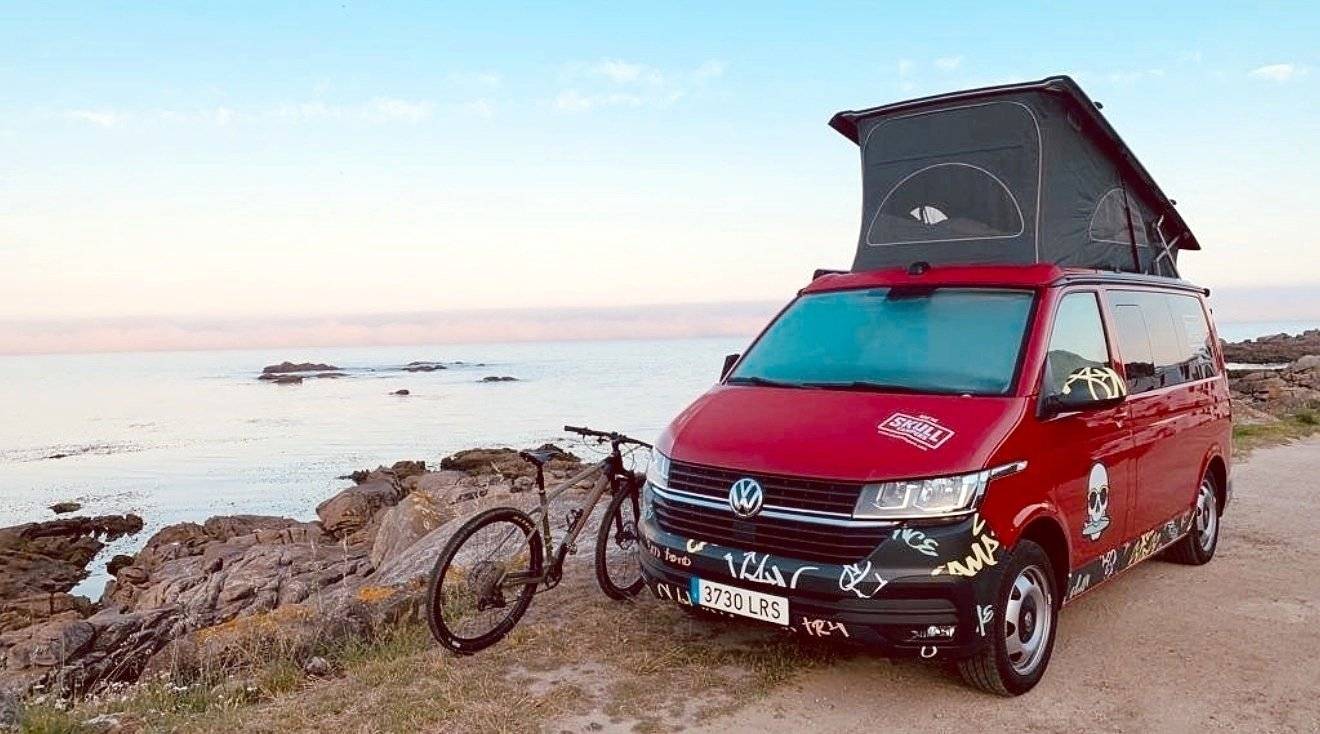 Front view from 3/4 Volkswagen california - Yescapa