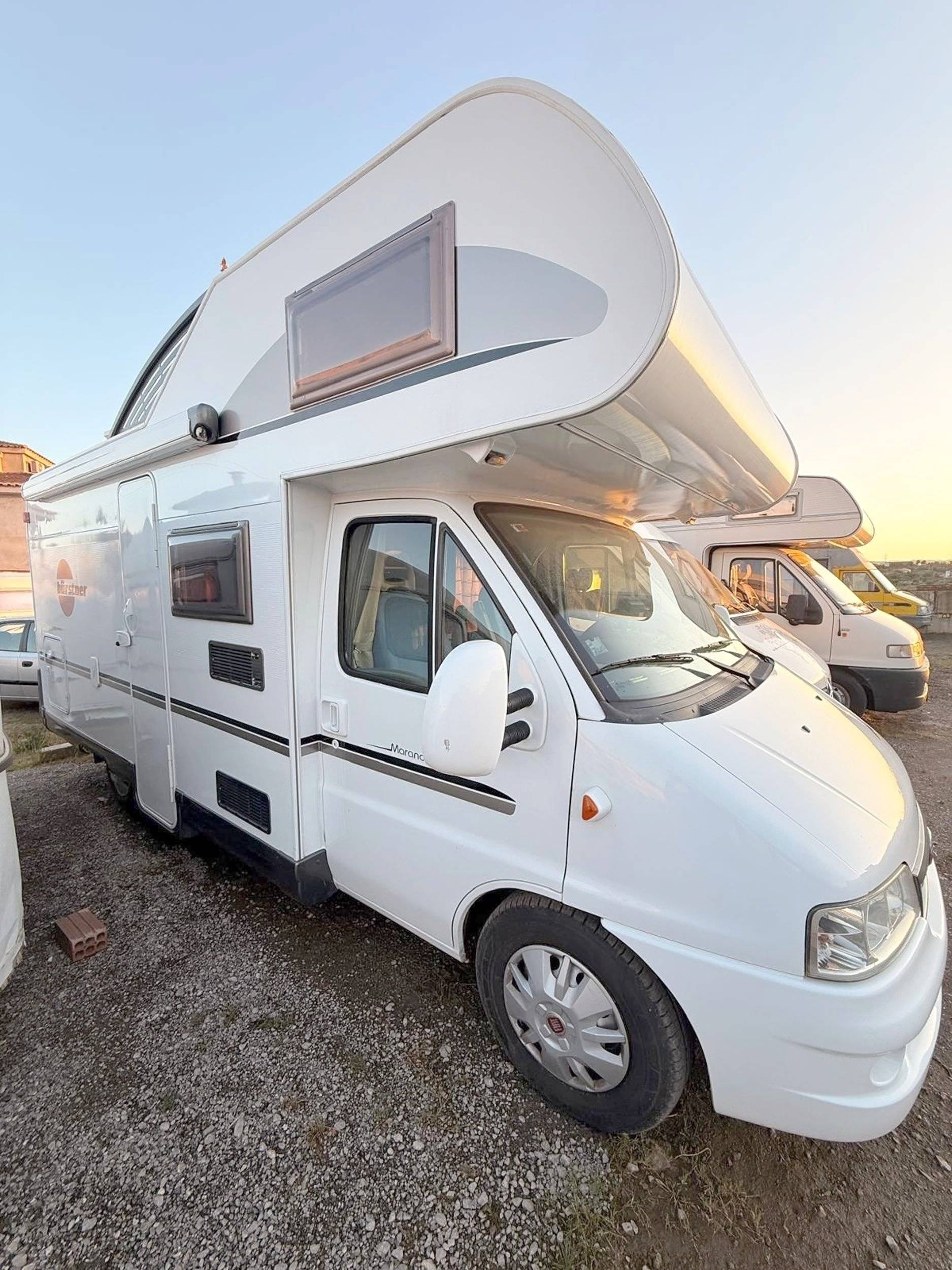 Vista de 3/4 Fiat Ducato 2.8 JTD - Yescapa