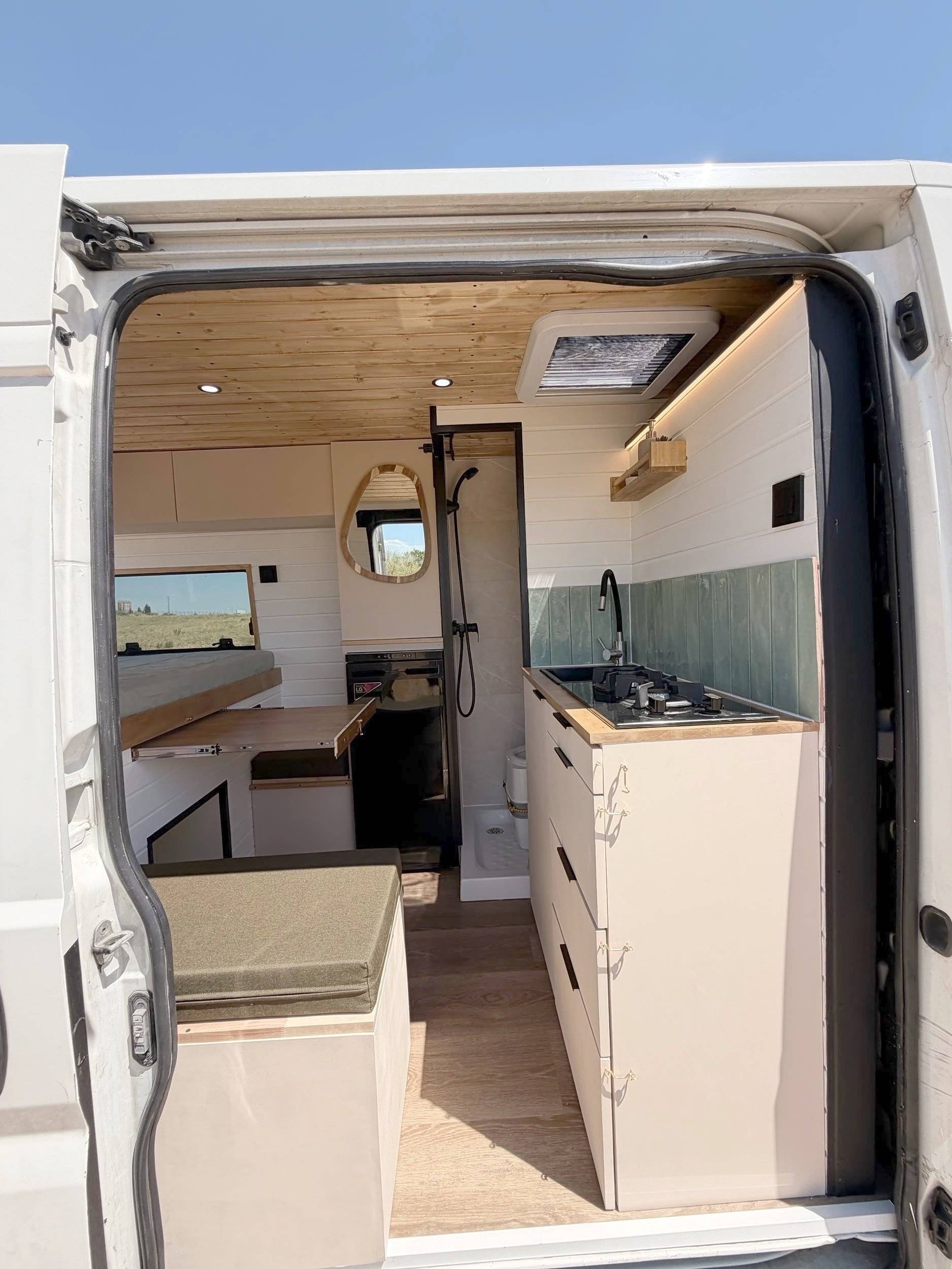 Vista de 3/4 Peugeot Boxer - Yescapa