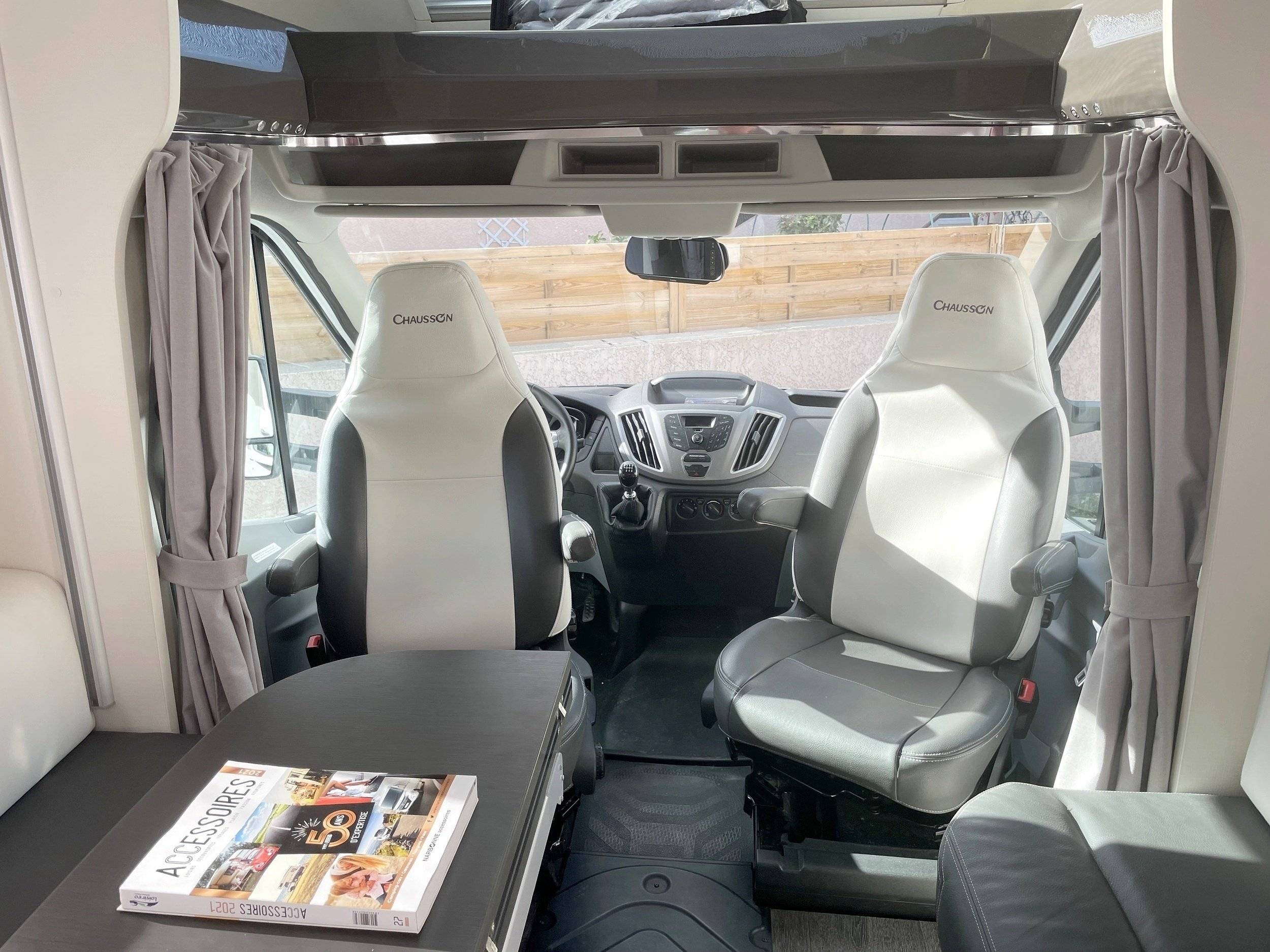 Fahrerbereich Ford Transit 2,0 l 170 ch - Yescapa