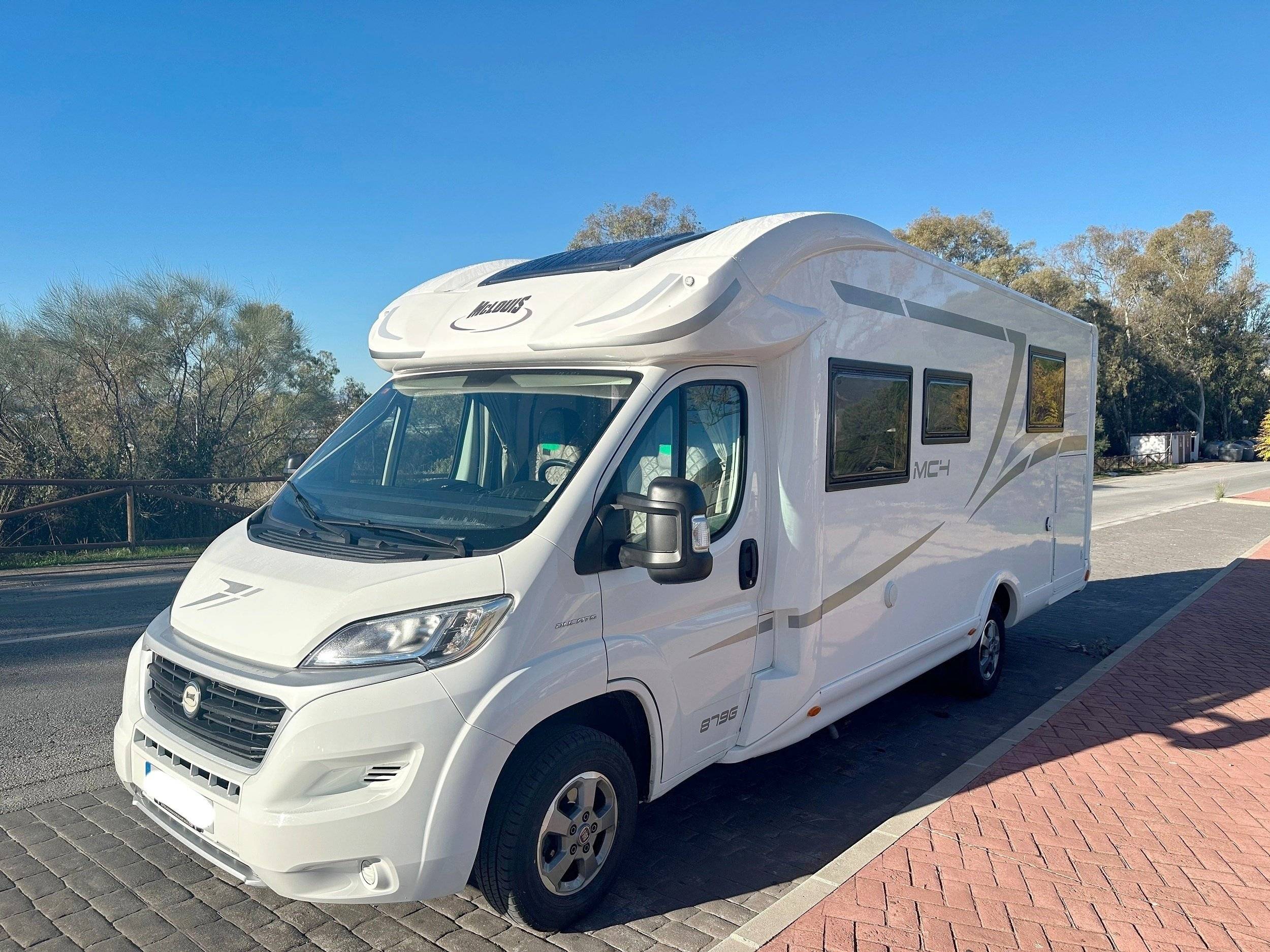 schräge Vorderansicht Fiat Fiat Ducato Multijet 2.3 130CV - Yescapa